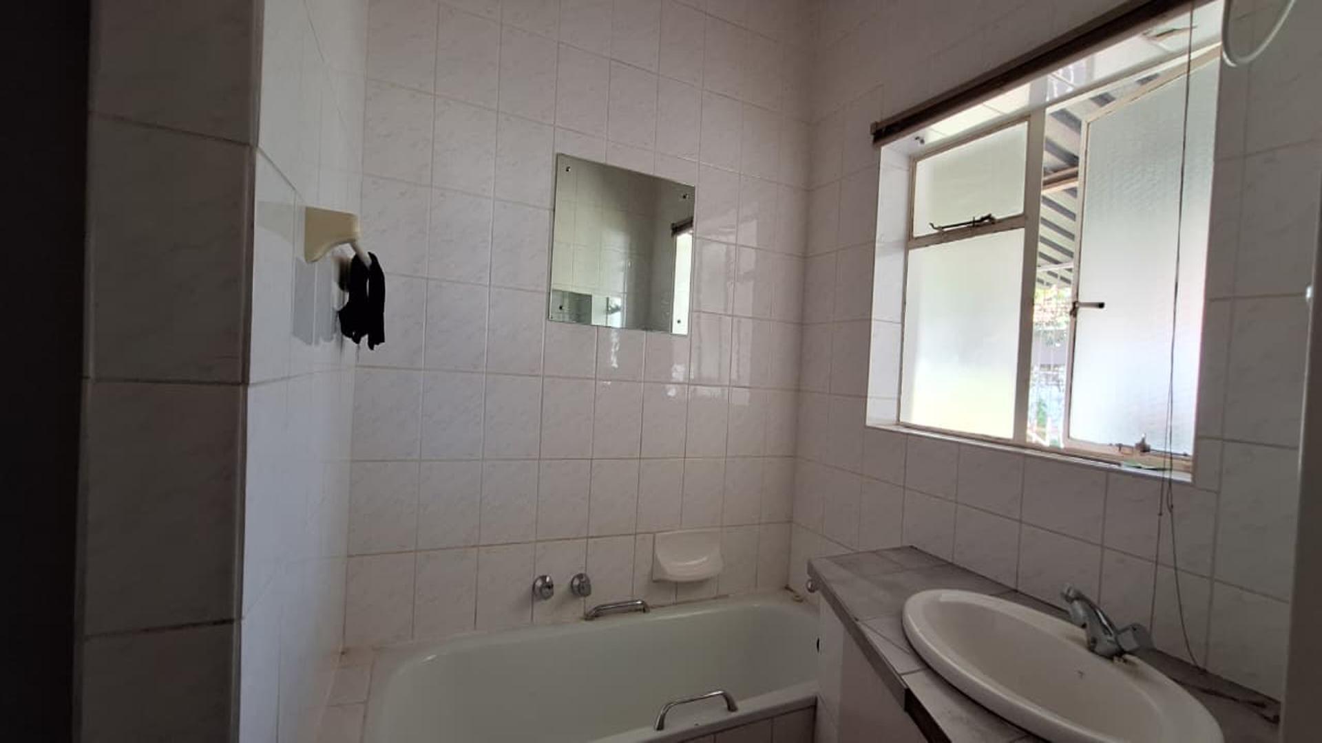 Bathroom 2 - 5 square meters of property in Lindhaven