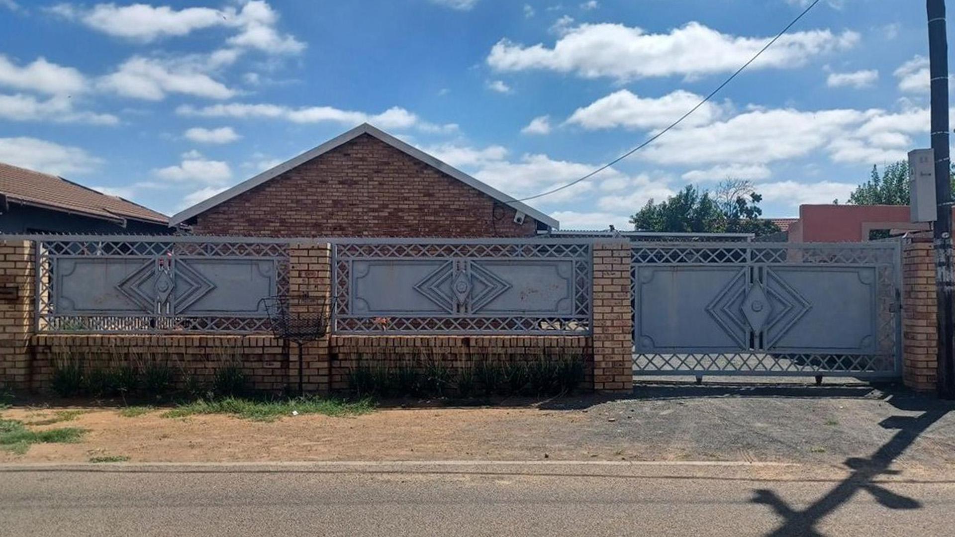 Front View of property in Grasslands