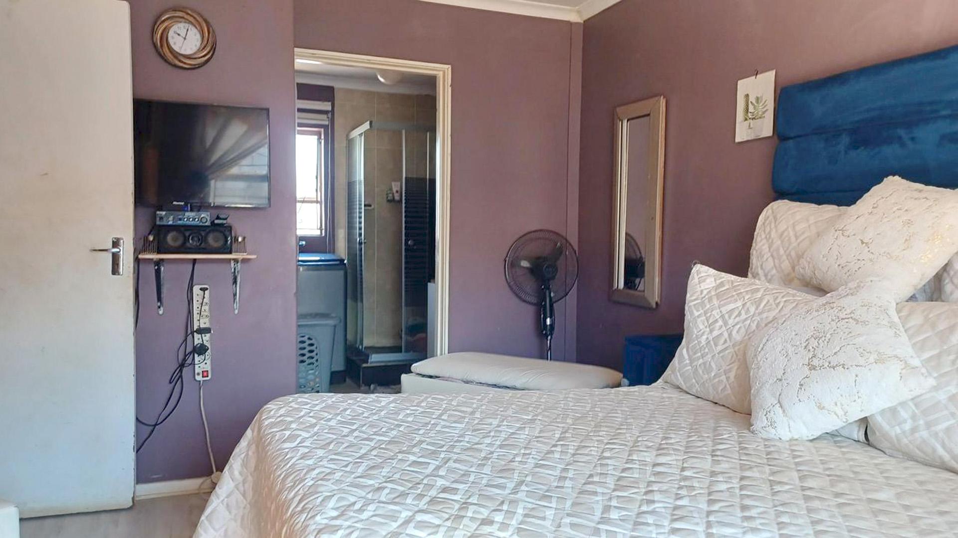 Main Bedroom of property in Grasslands