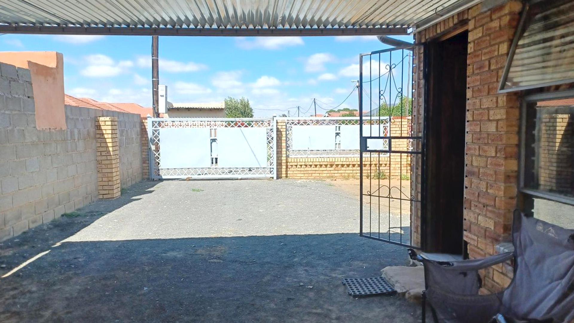 Carport  of property in Grasslands