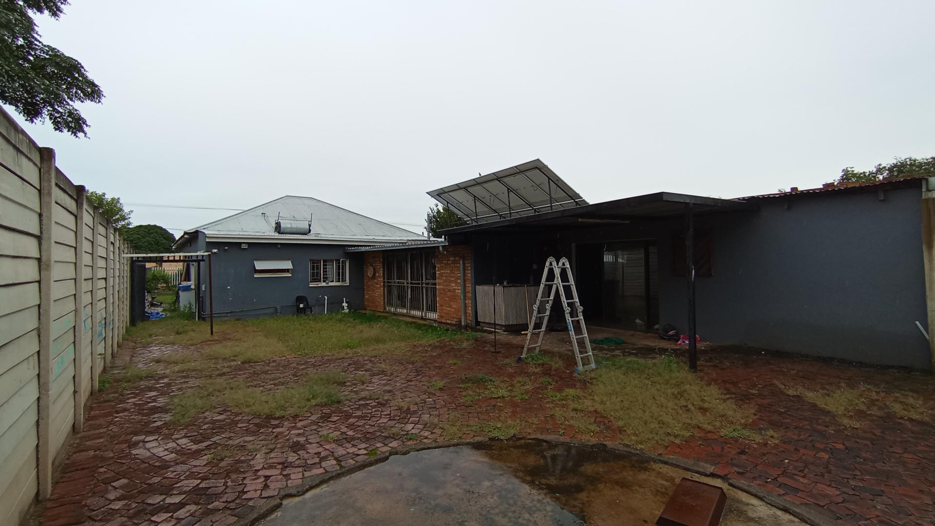 Backyard of property in Villieria