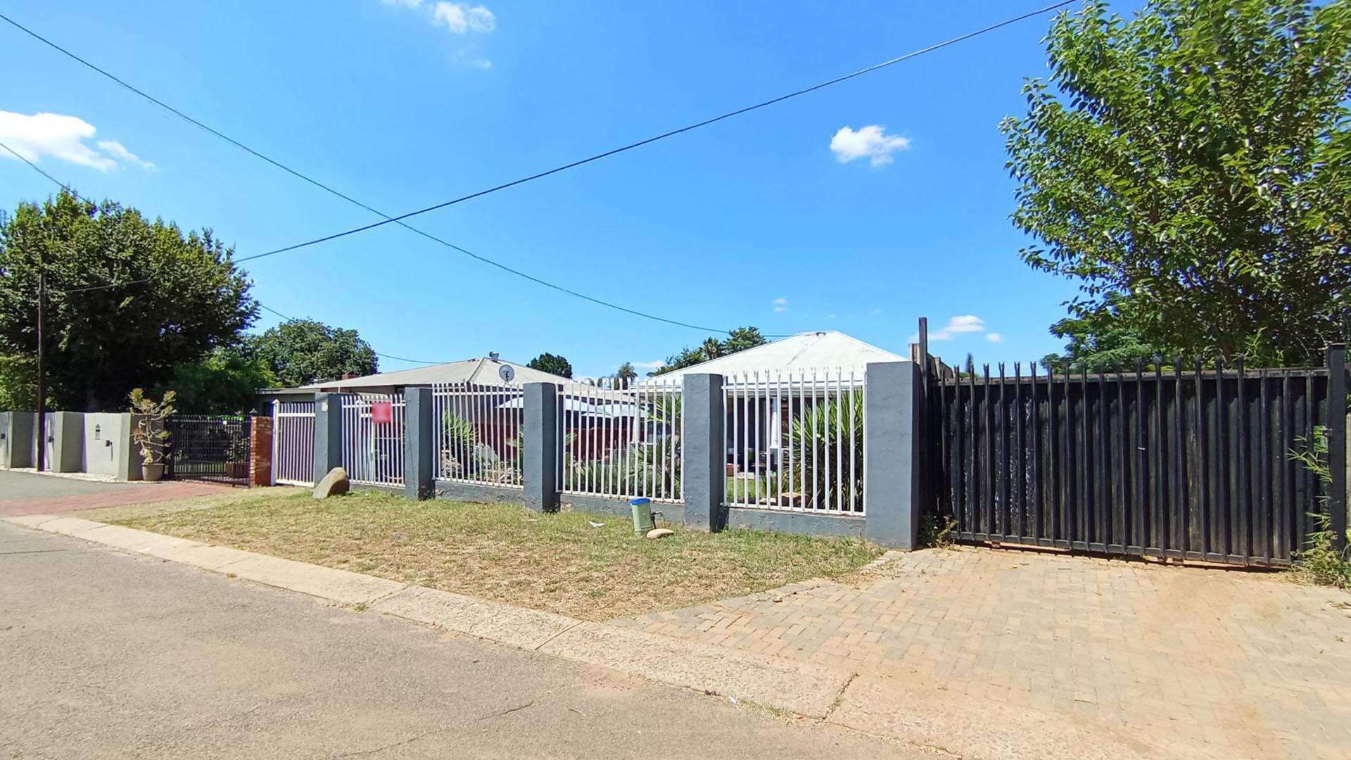 Front View of property in Villieria