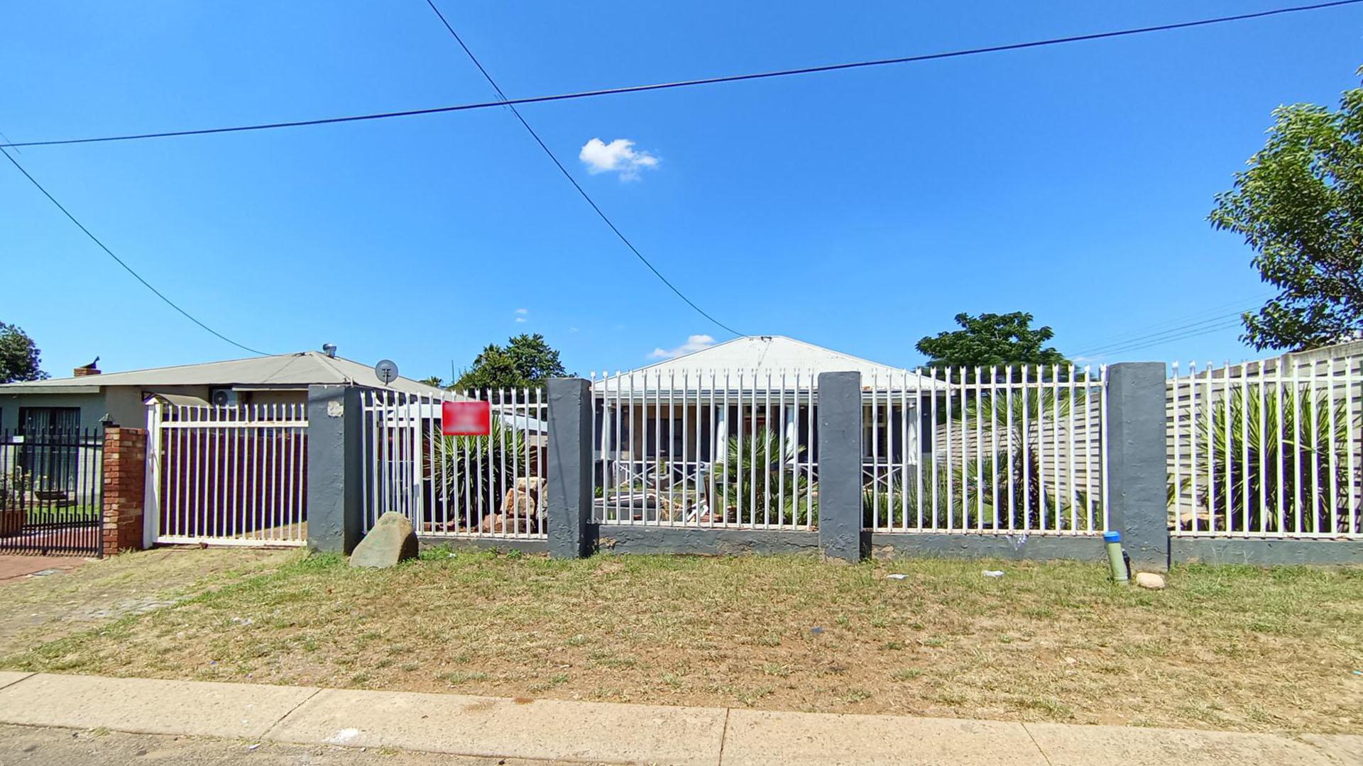 Front View of property in Villieria