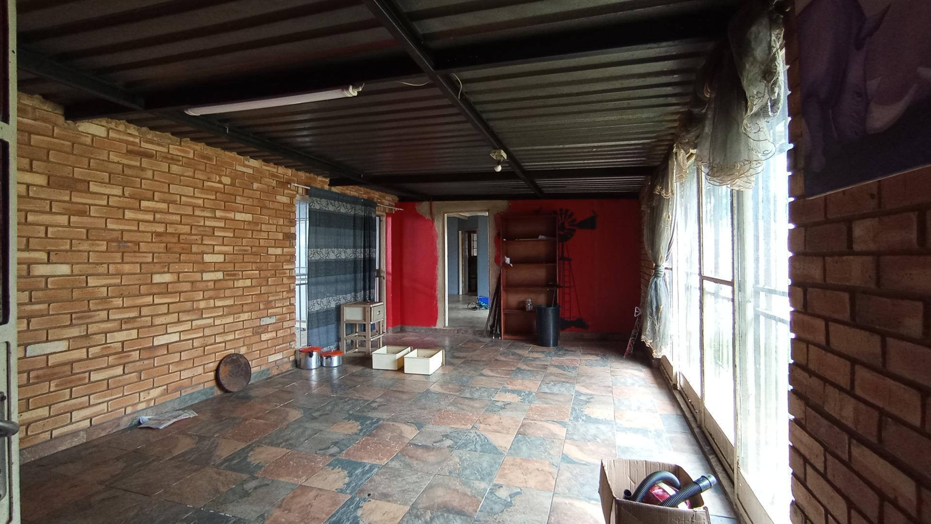 Lounges - 34 square meters of property in Villieria