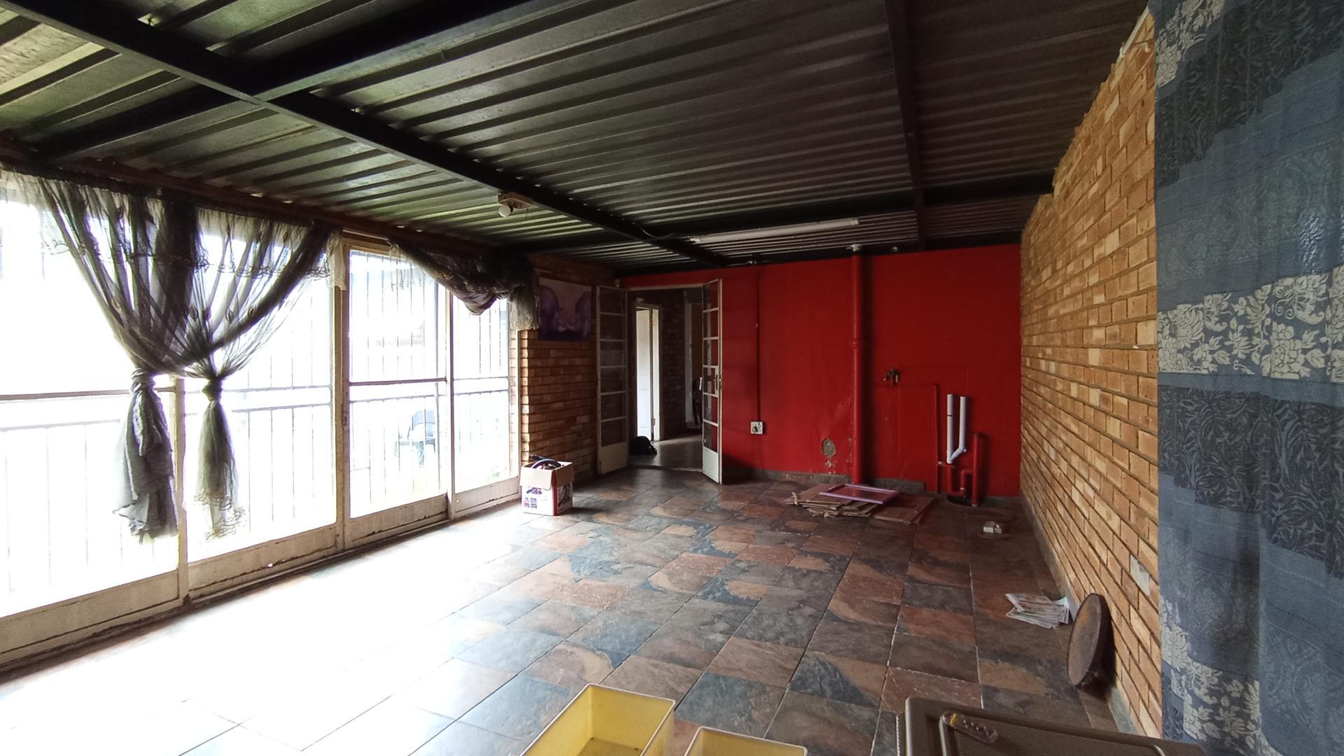 Lounges - 34 square meters of property in Villieria