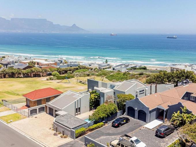 4 Bedroom House for Sale For Sale in Bloubergstrand - MR702641