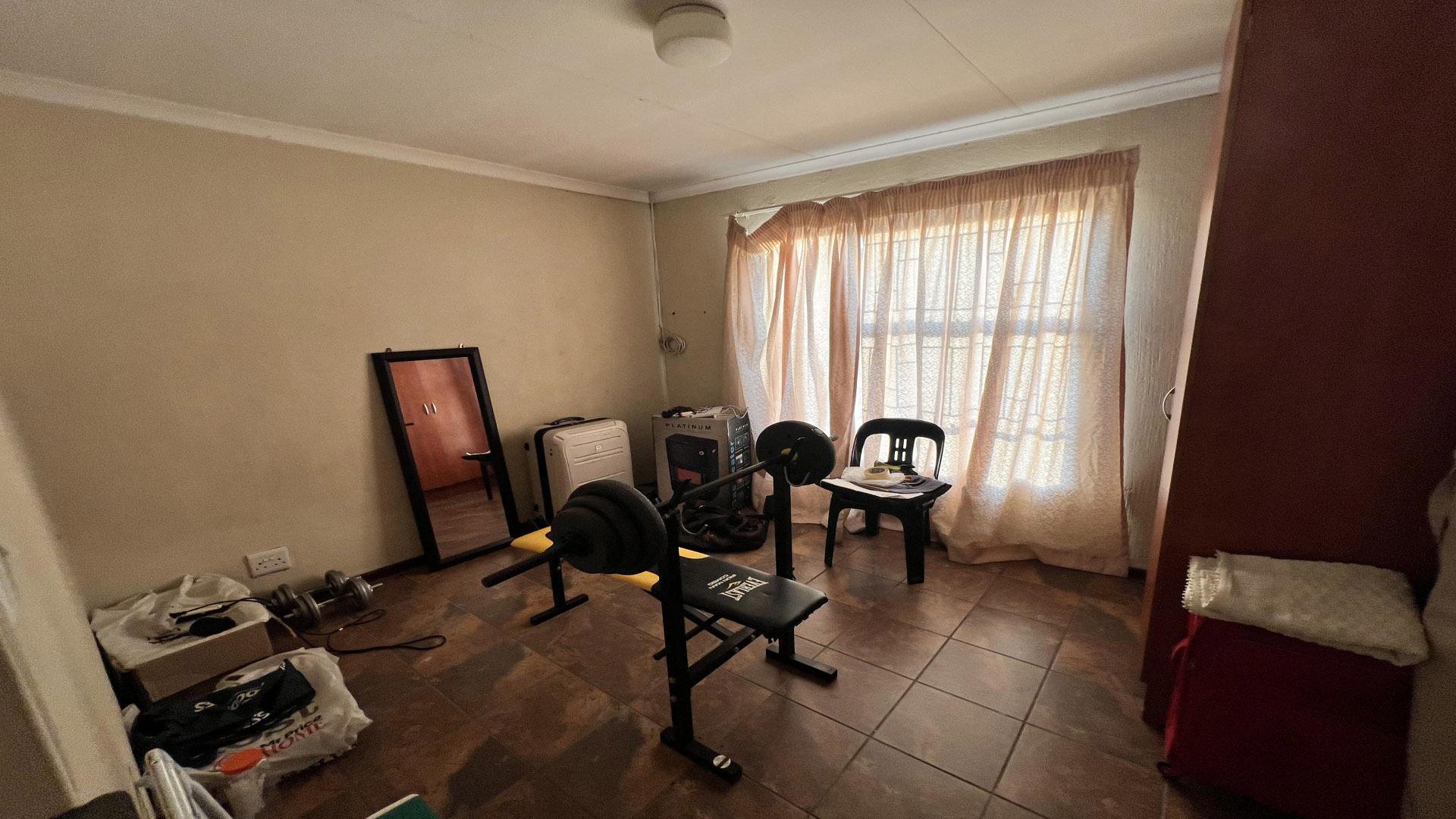 Spaces of property in Akasia