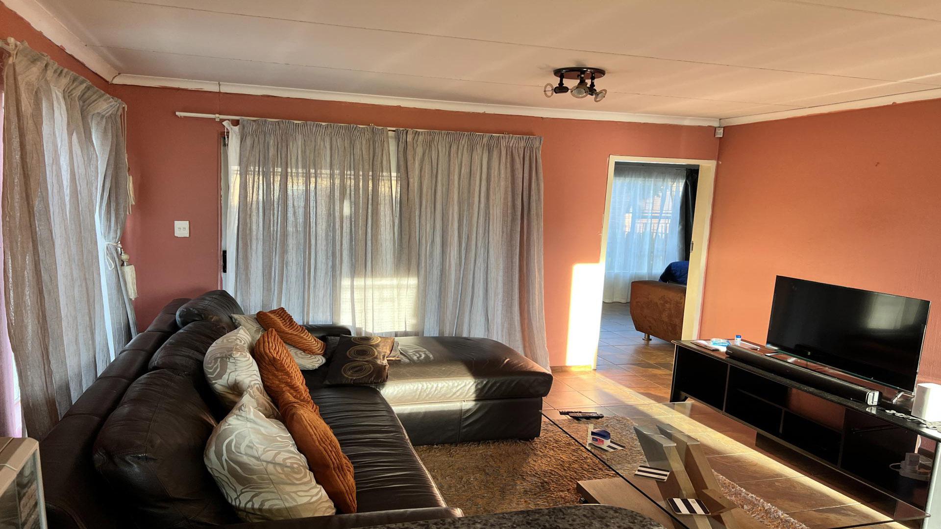 Lounges of property in Akasia