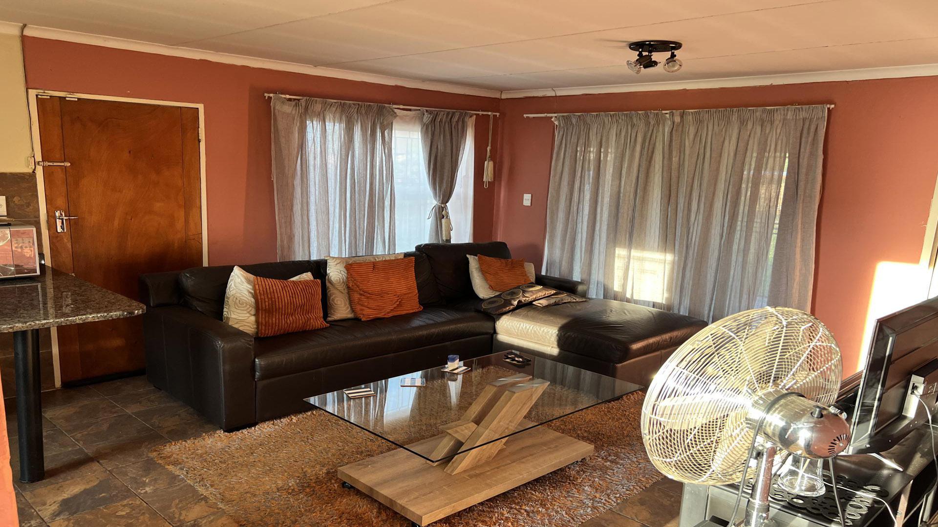 Lounges of property in Akasia