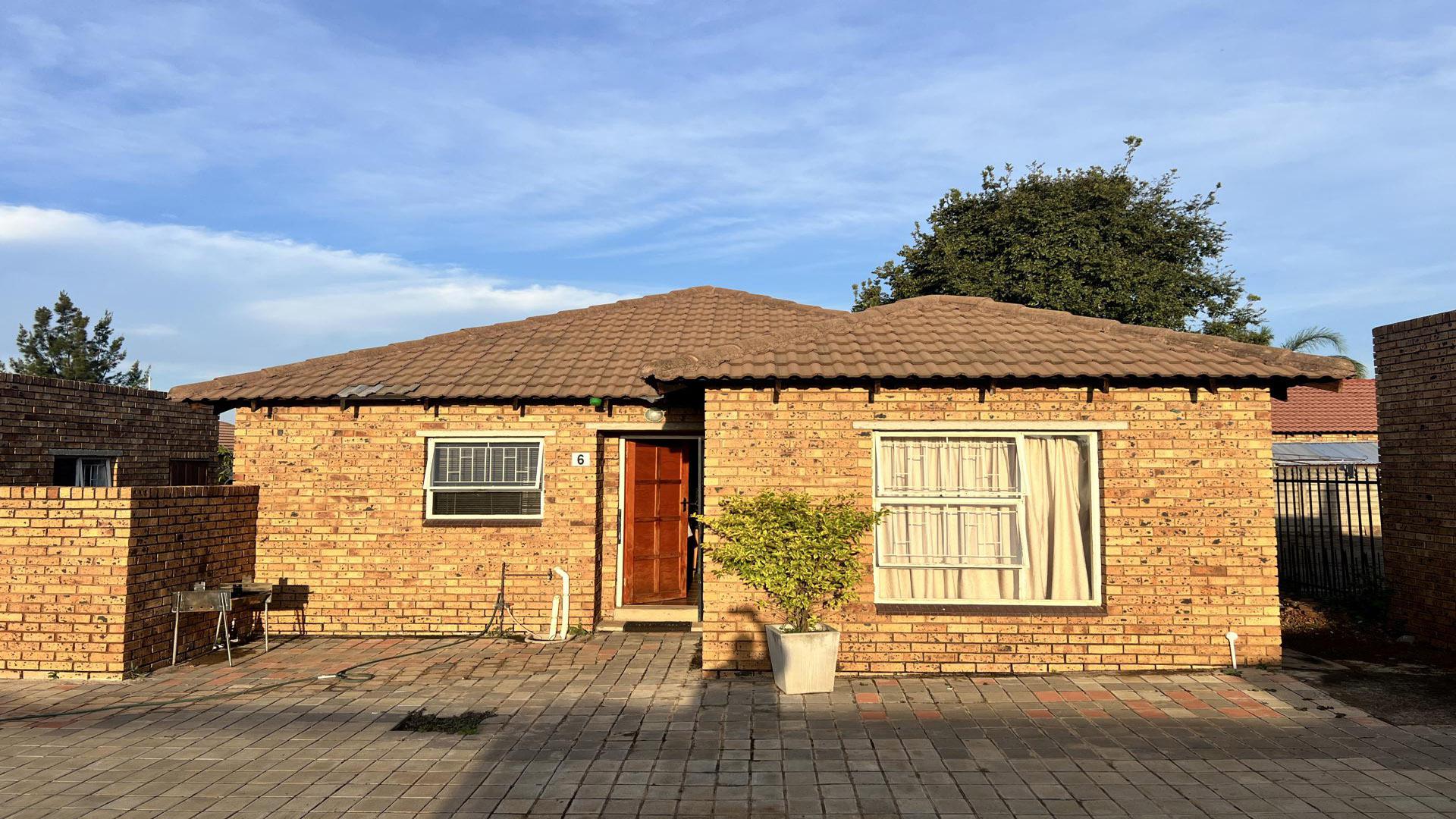 Front View of property in Akasia