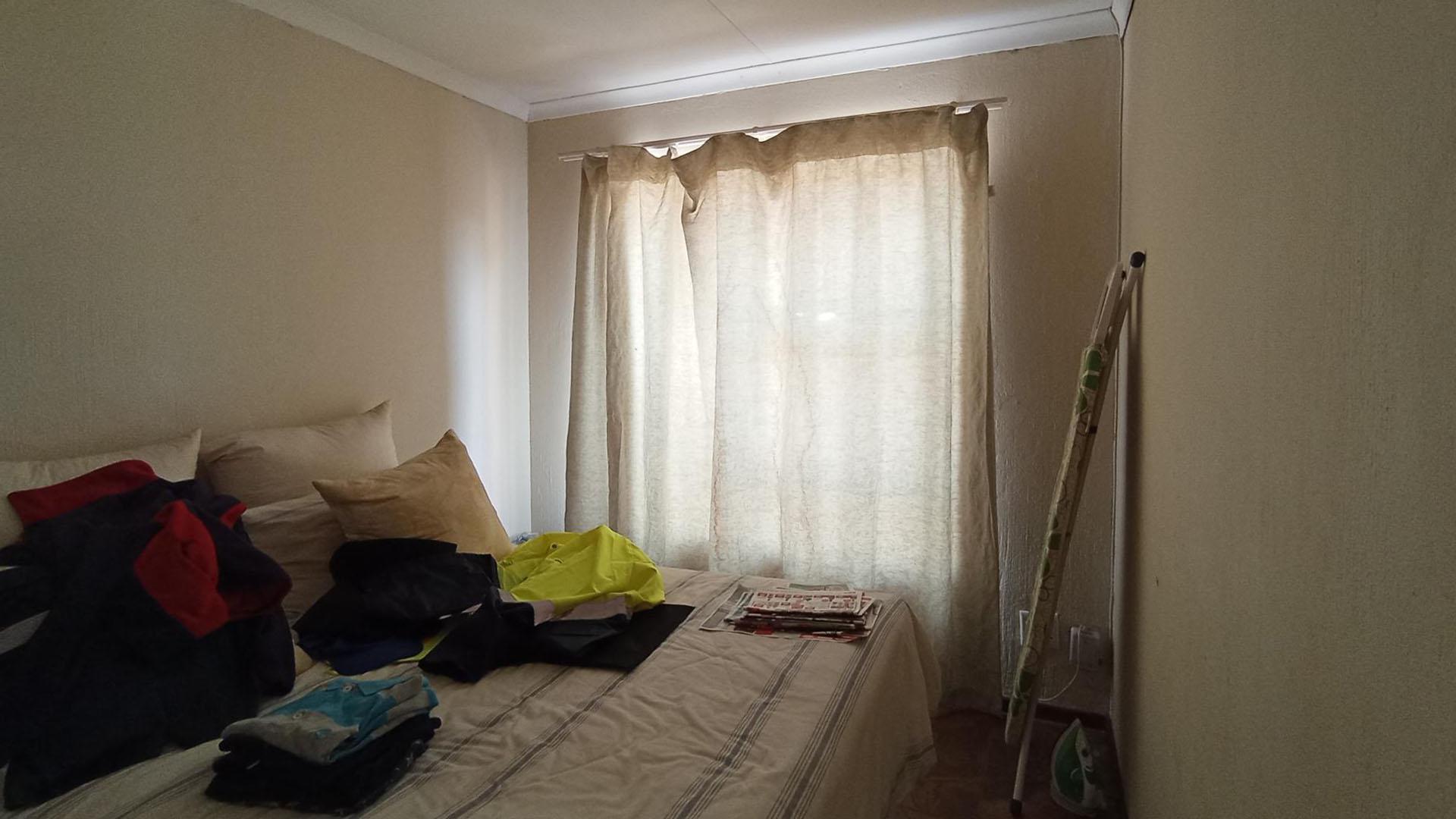 Bed Room 1 - 10 square meters of property in Karenpark