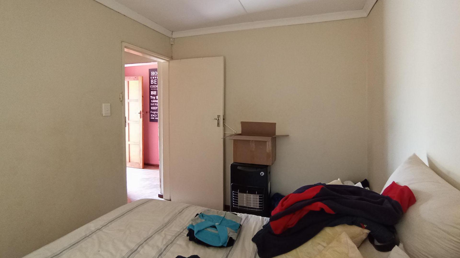 Bed Room 1 - 10 square meters of property in Karenpark