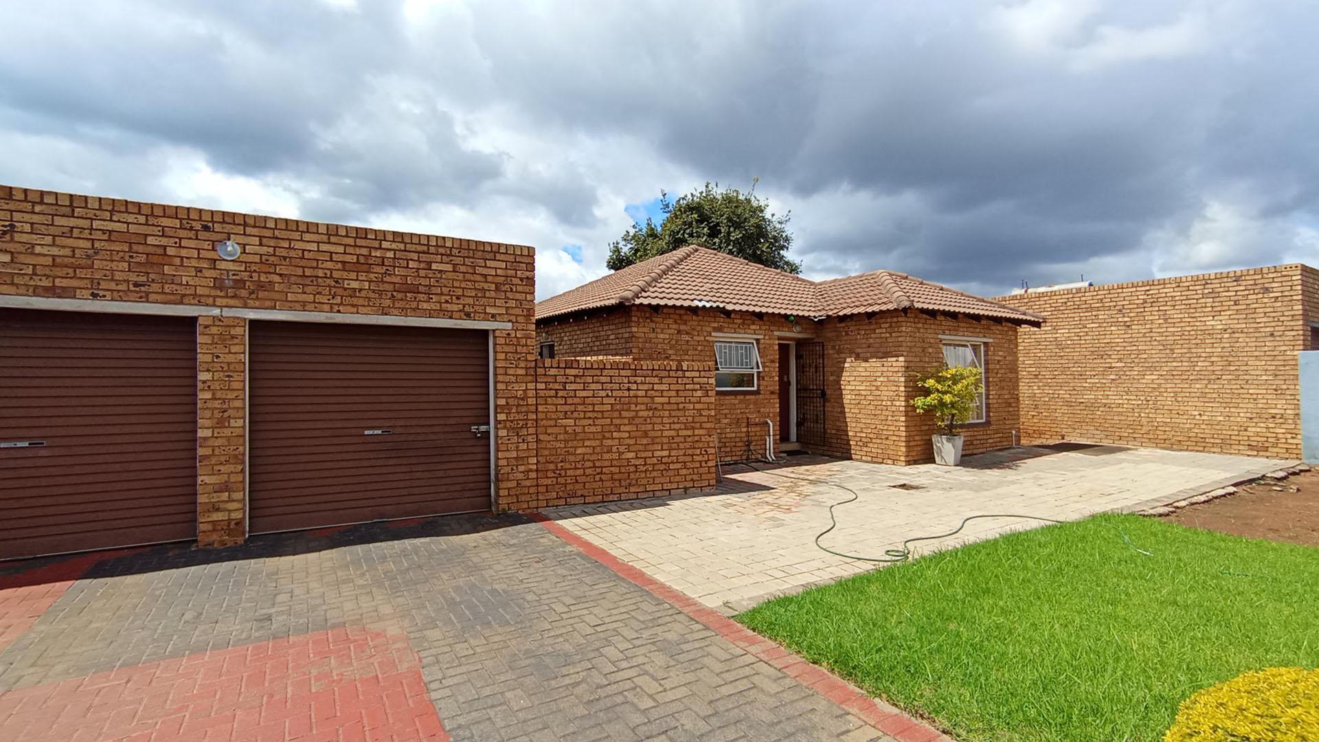 Front View of property in Karenpark