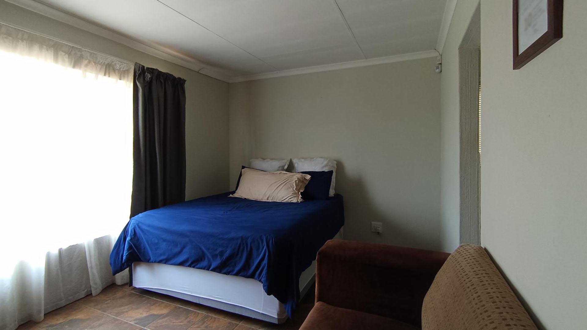Main Bedroom - 15 square meters of property in Karenpark