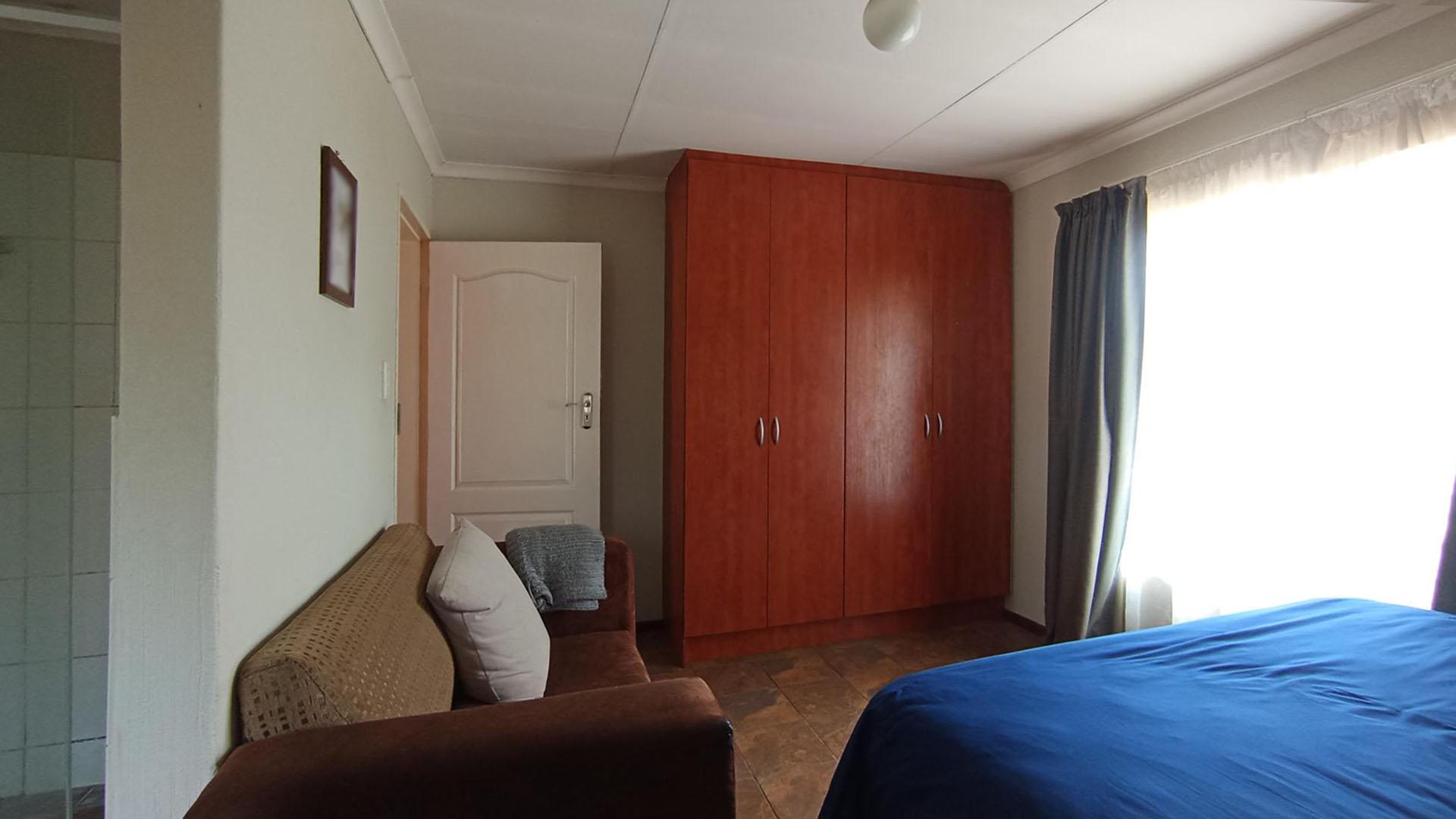 Main Bedroom - 15 square meters of property in Karenpark