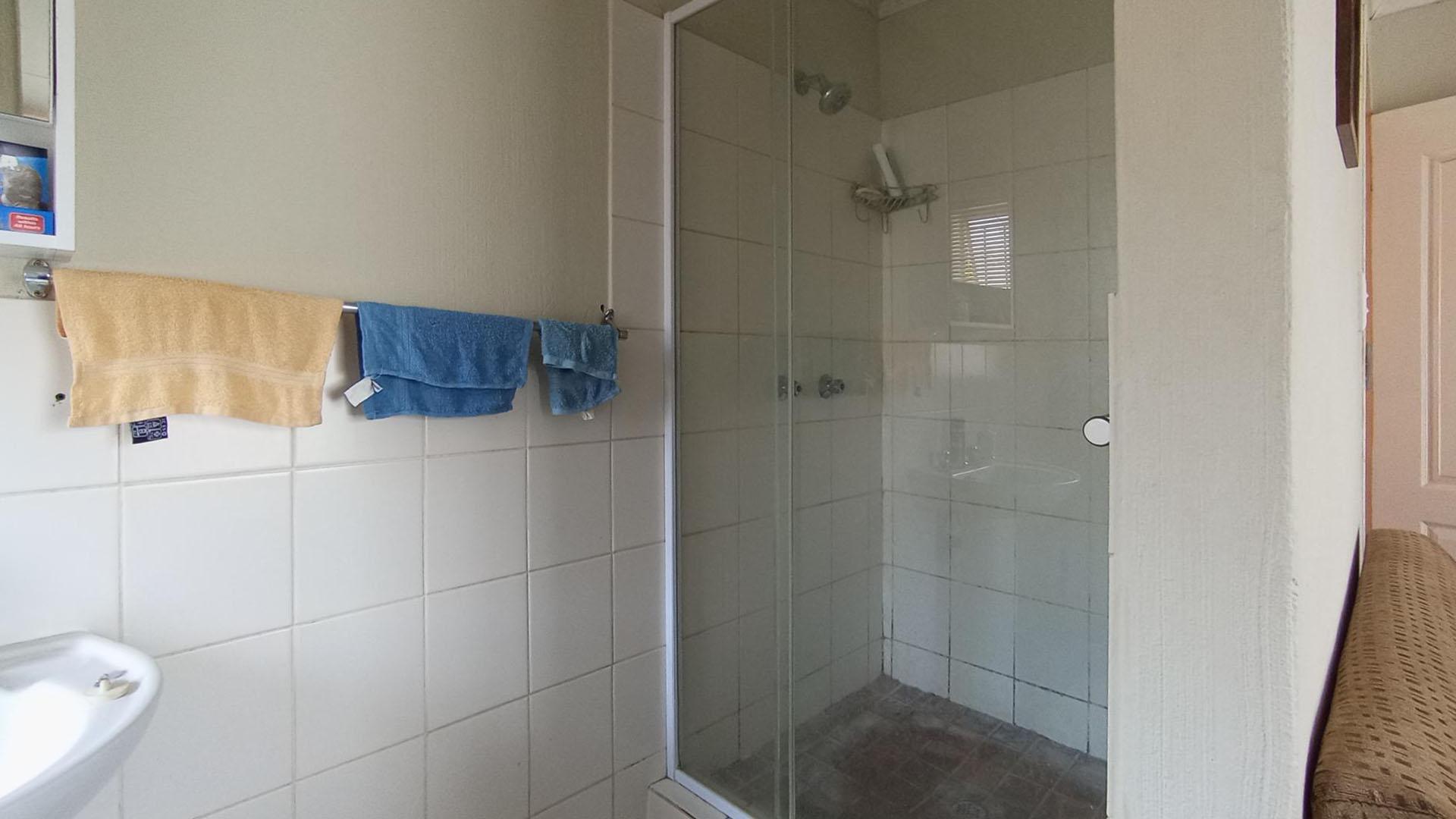 Main Bathroom - 4 square meters of property in Karenpark