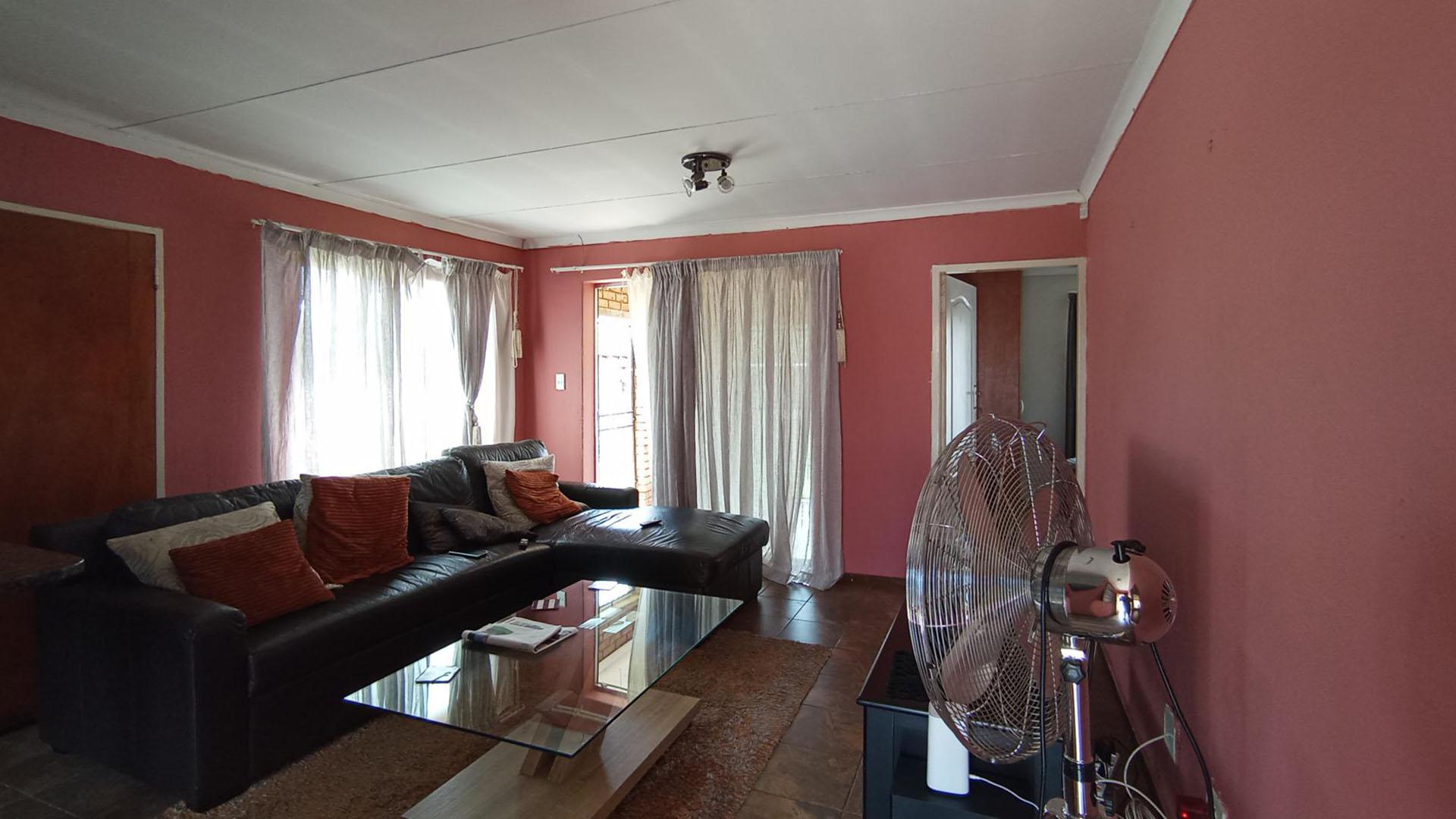 Lounges - 17 square meters of property in Karenpark