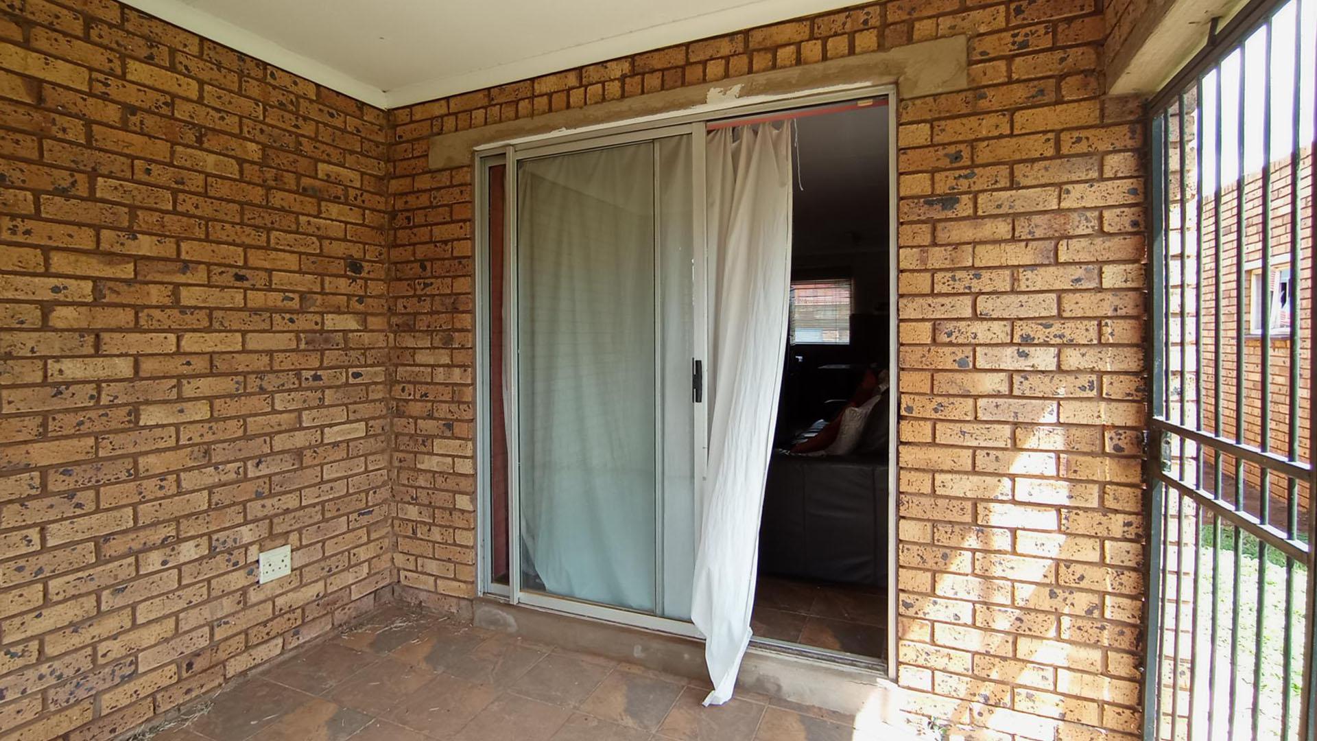 Patio - 10 square meters of property in Karenpark