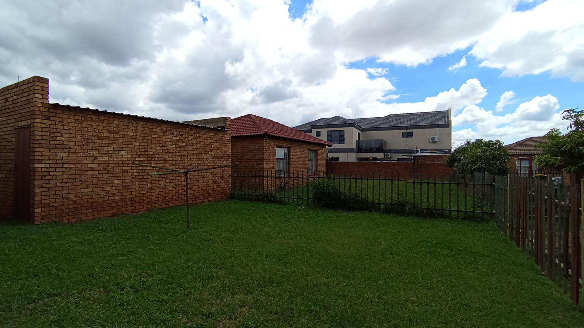 Garden of property in Karenpark