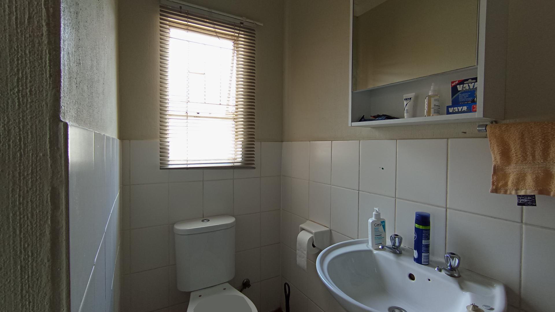 Main Bathroom - 4 square meters of property in Karenpark