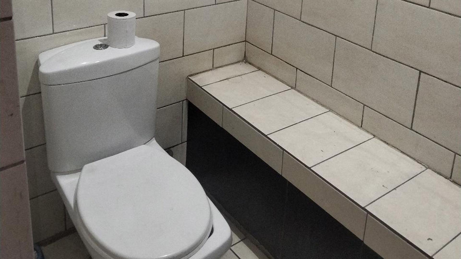 Bathroom 1 of property in Braamfontein