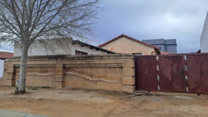 SA Home Loans Sale in Execution 3 Bedroom House for Sale in Birch Acres - MR702681