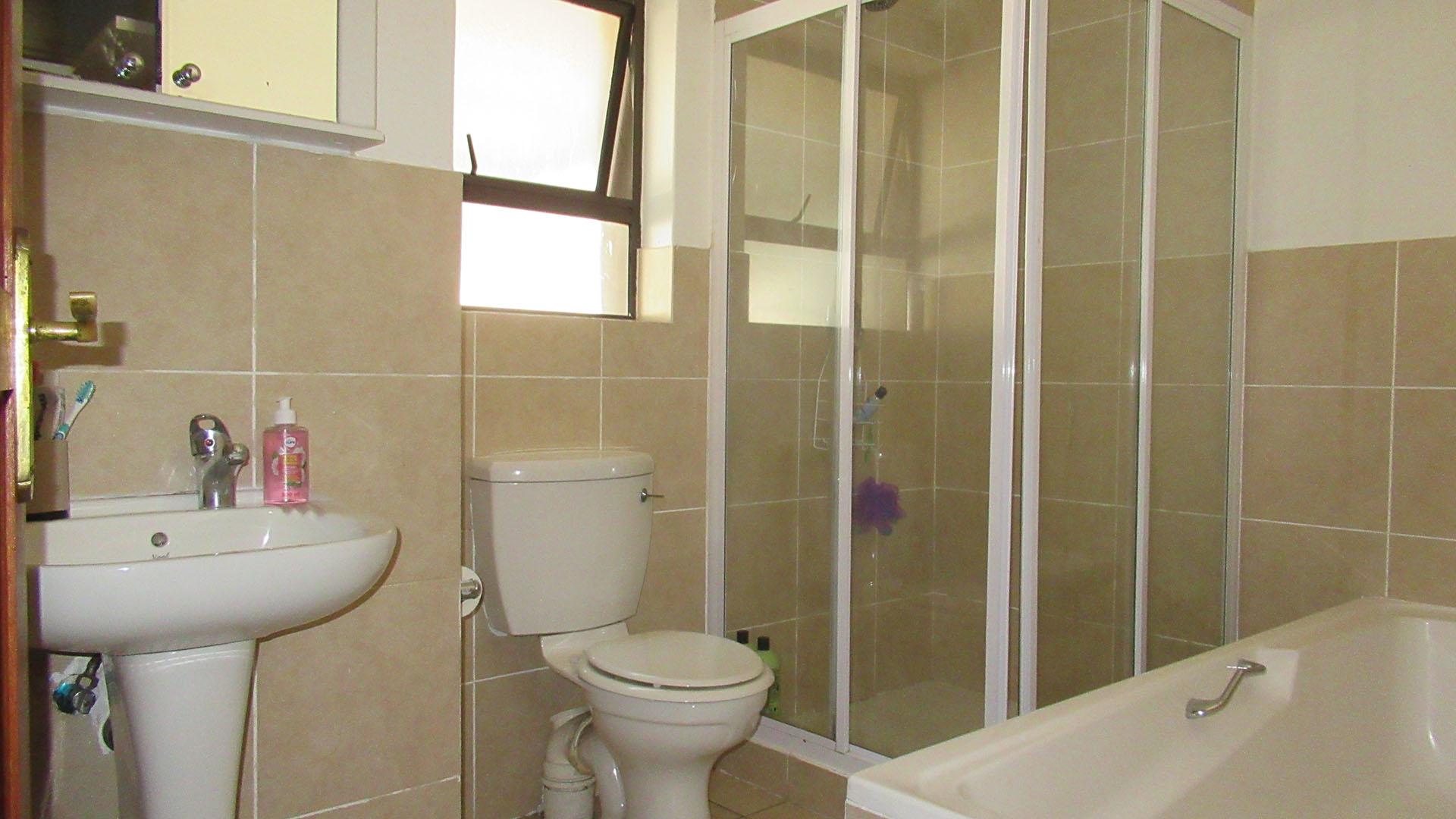 Bathroom 1 - 32 square meters of property in Ferndale - JHB
