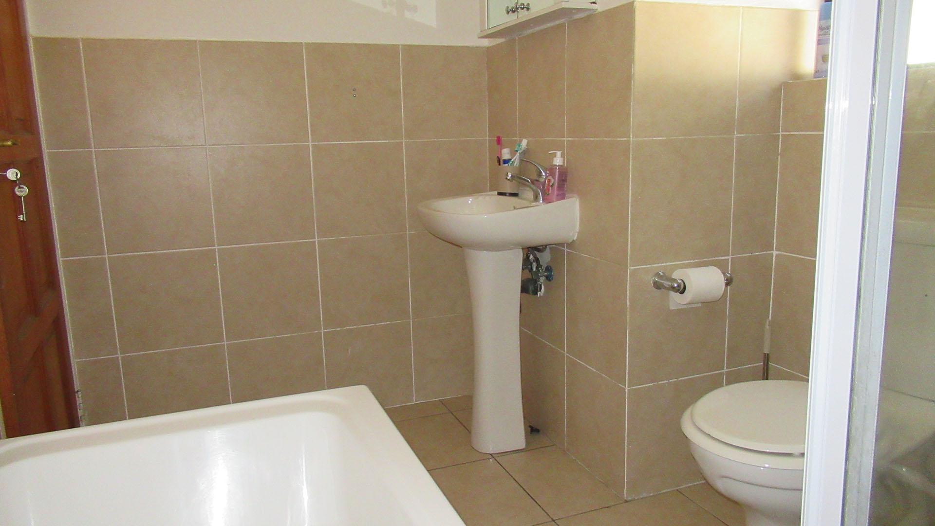 Bathroom 1 - 32 square meters of property in Ferndale - JHB