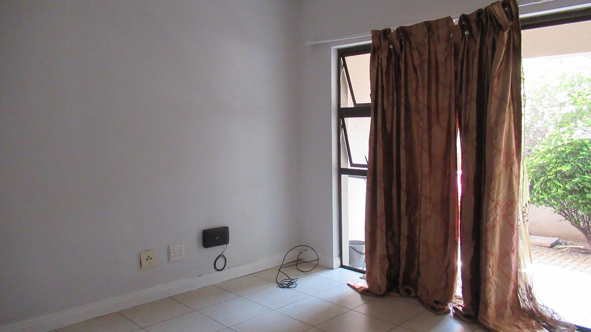 Lounges - 66 square meters of property in Ferndale - JHB