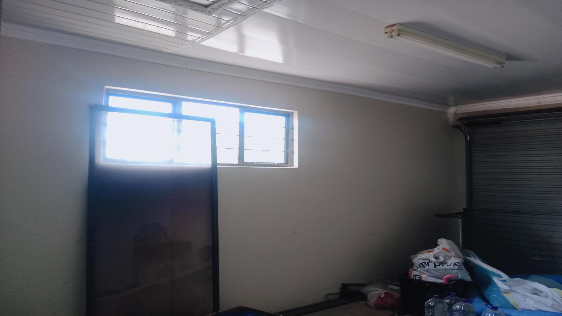 Garage of property in Lovu