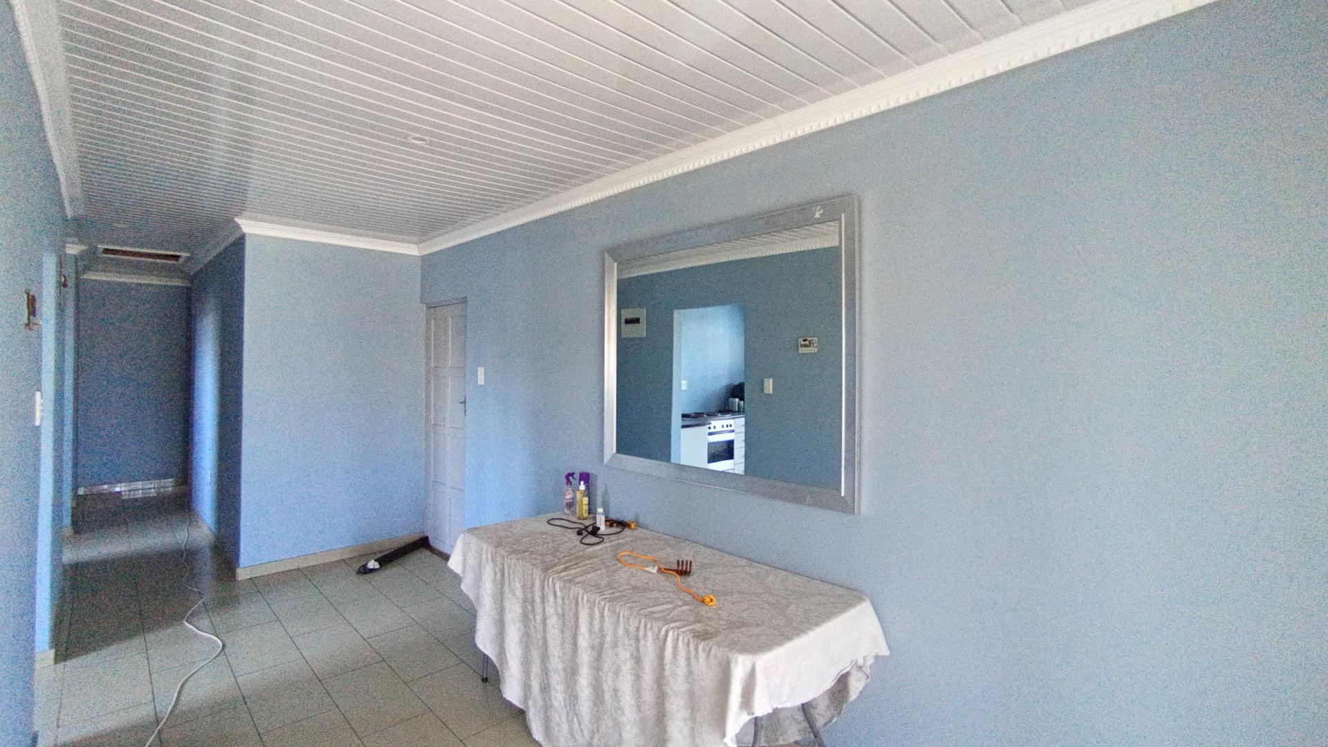 Dining Room - 14 square meters of property in Lovu