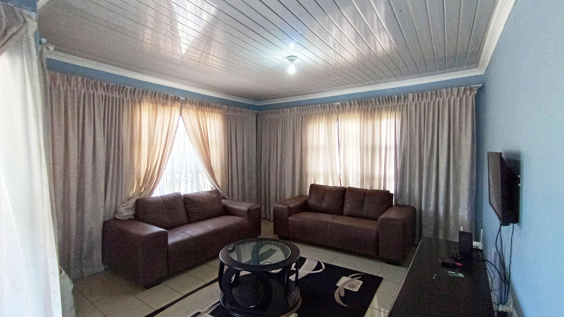 Lounges - 18 square meters of property in Lovu