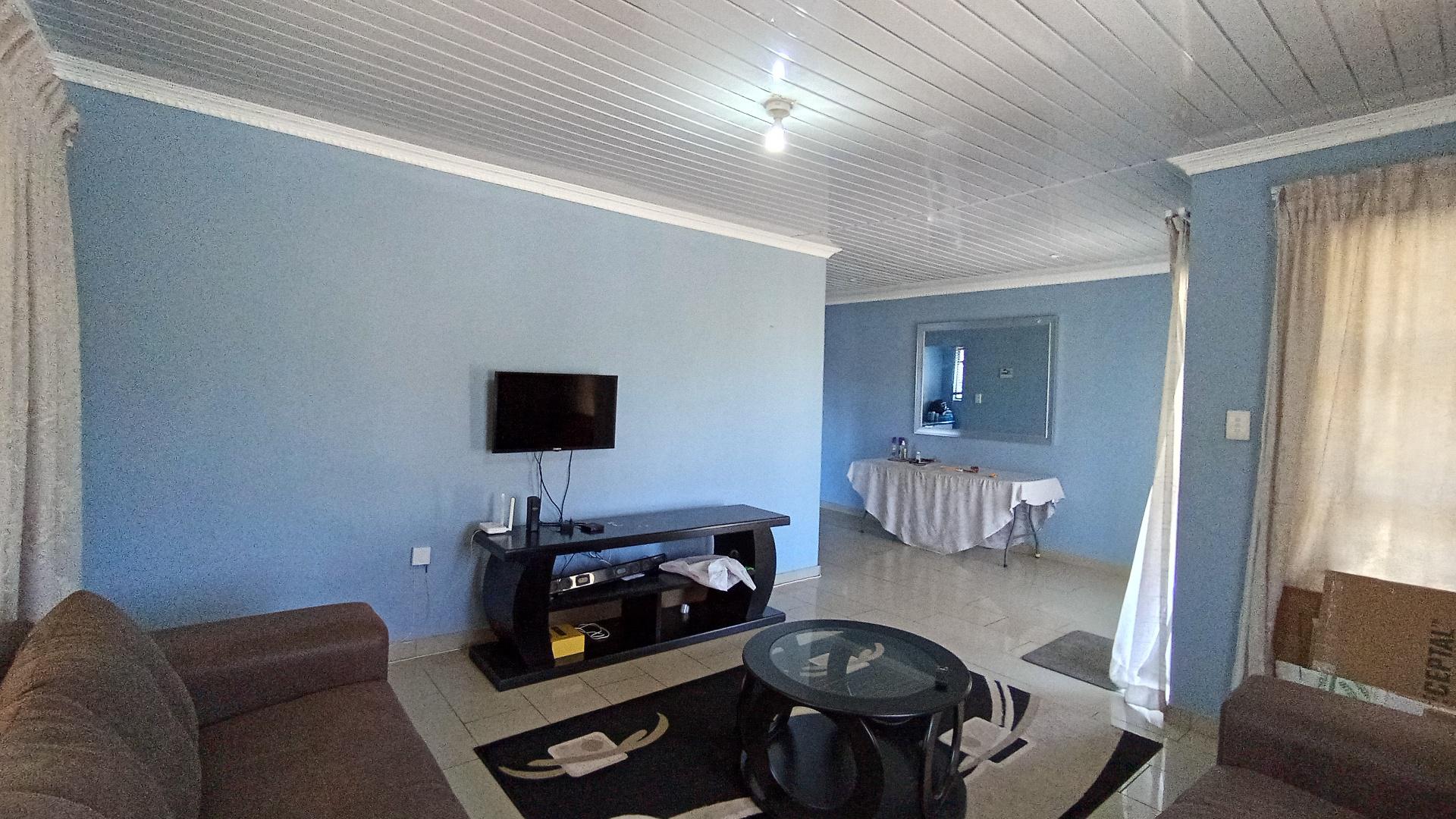 Lounges - 18 square meters of property in Lovu