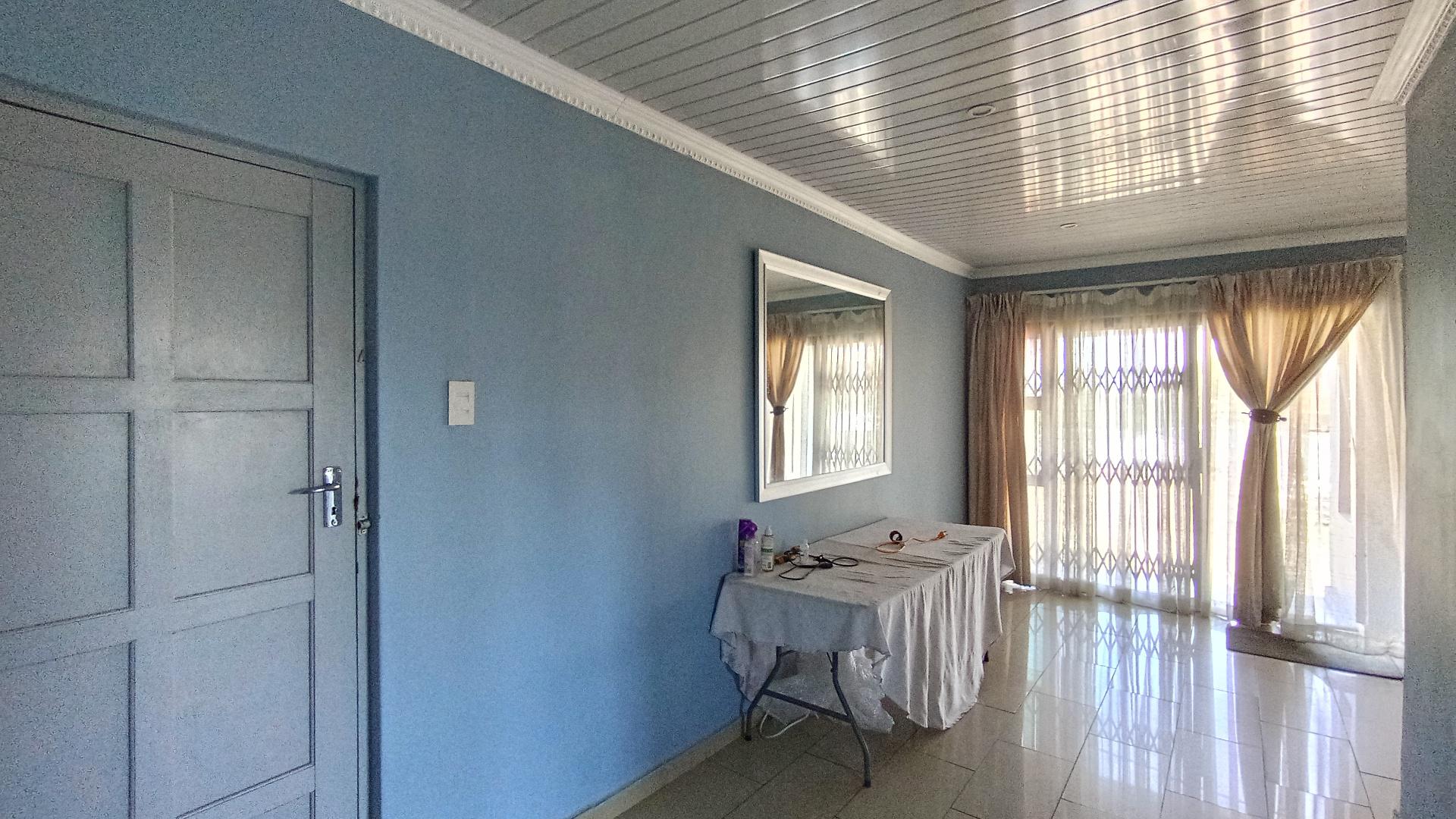 Dining Room - 14 square meters of property in Lovu