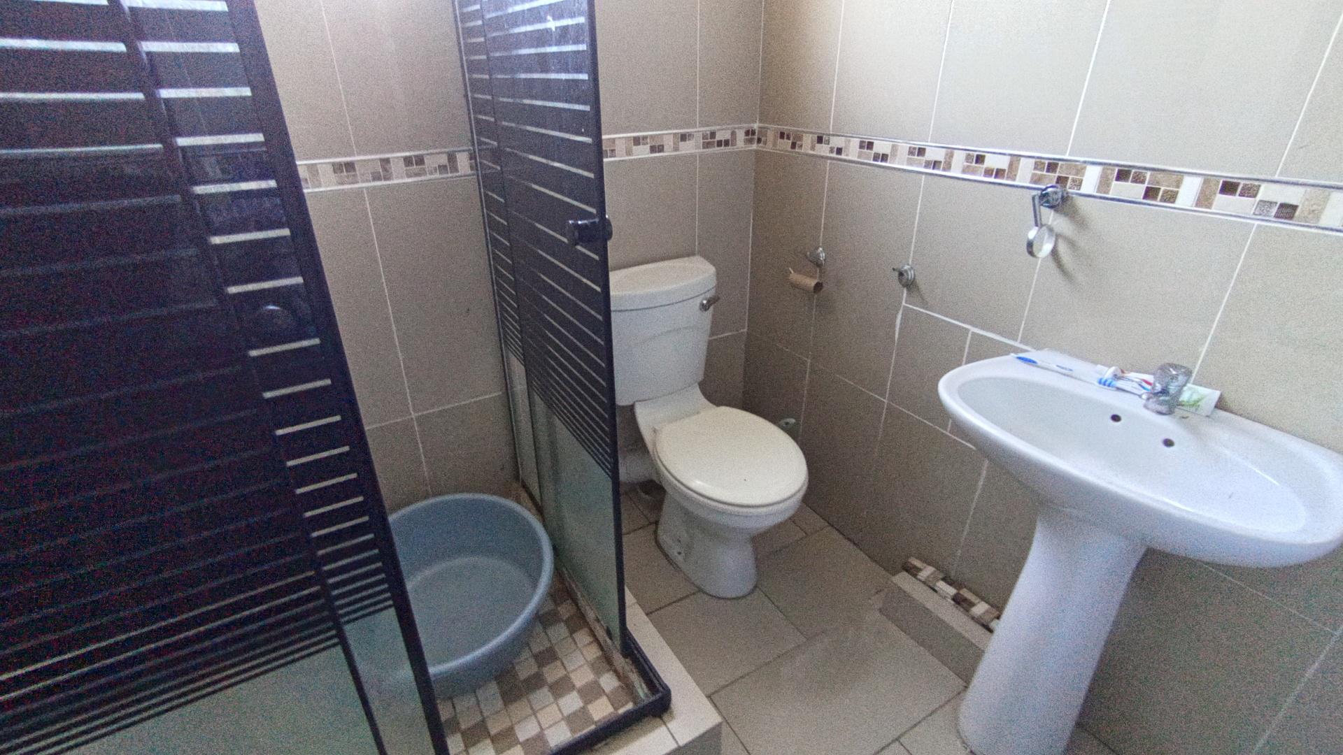 Bathroom 1 - 4 square meters of property in Lovu