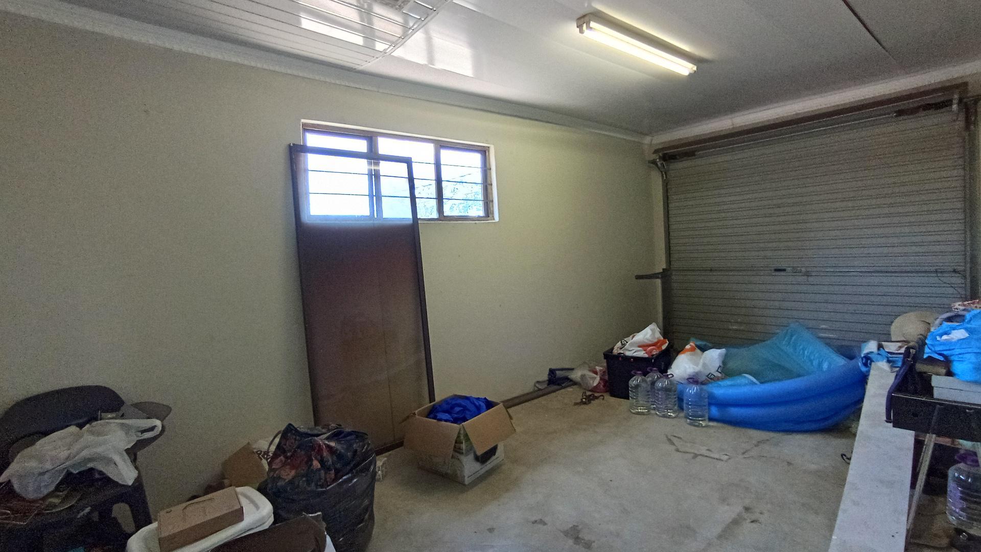 Garage of property in Lovu