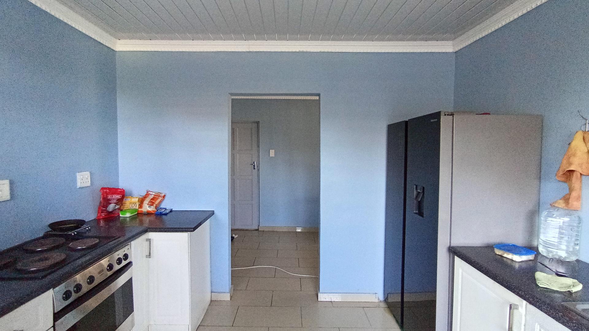 Kitchen - 12 square meters of property in Lovu