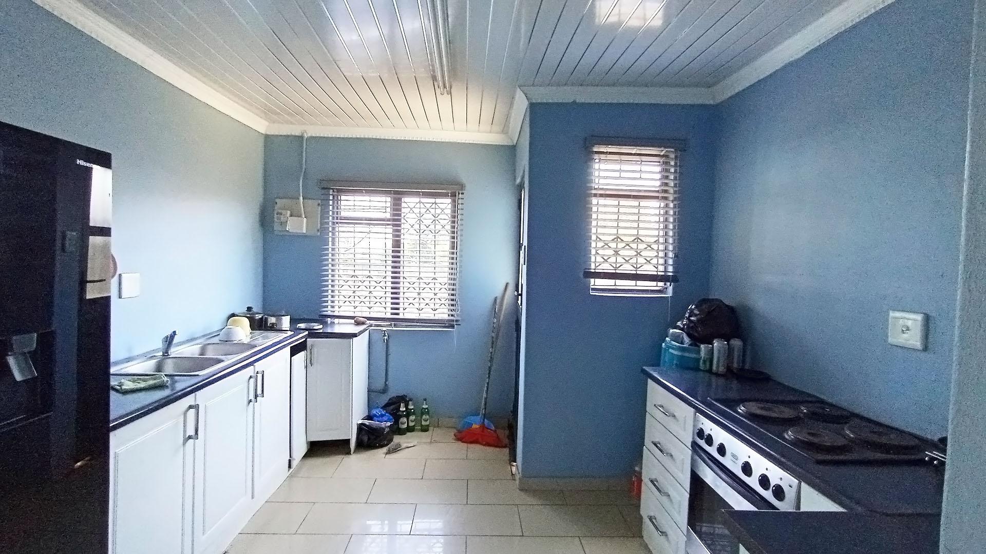 Kitchen - 12 square meters of property in Lovu