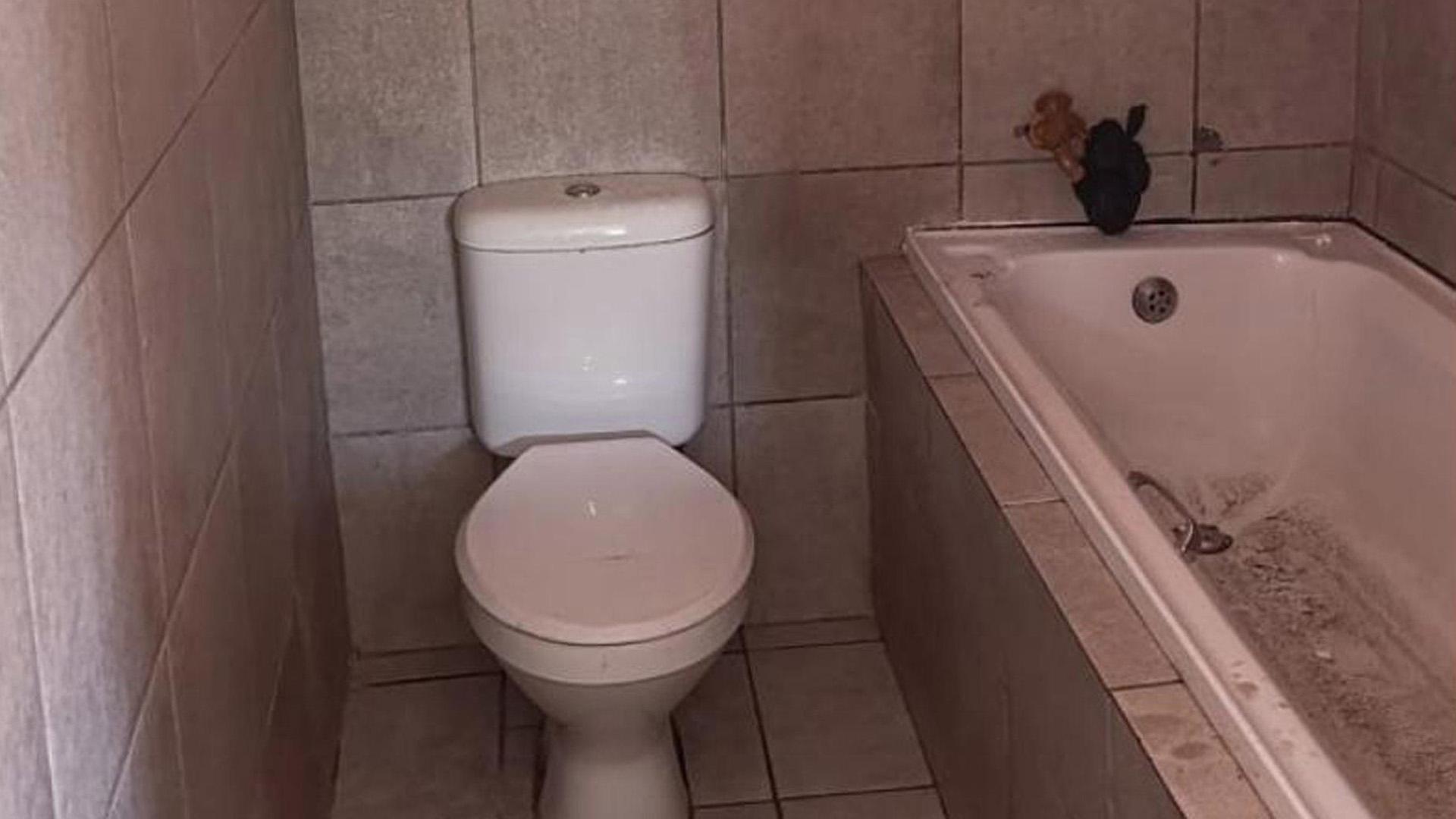 Bathroom 1 of property in Bellville South