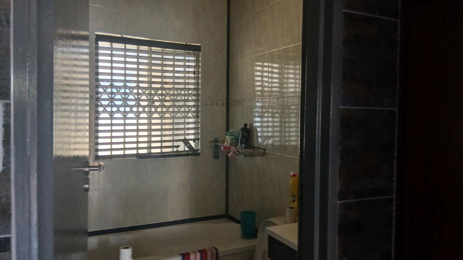 Bathroom 1 of property in Cleland