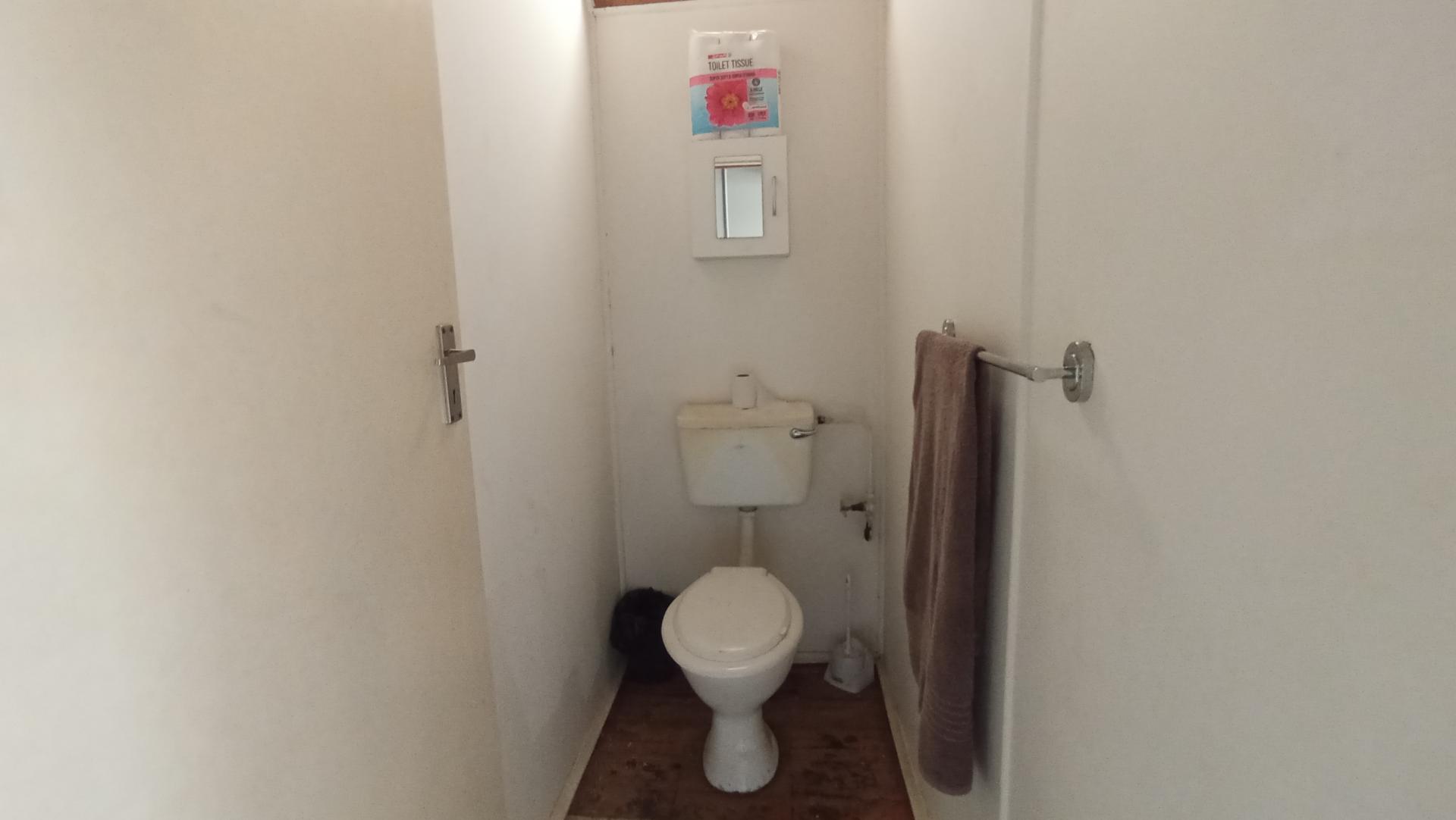 Bathroom 2 of property in Cleland