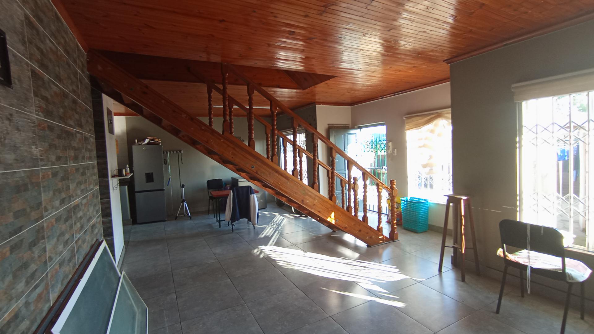 Lounges - 109 square meters of property in Cleland
