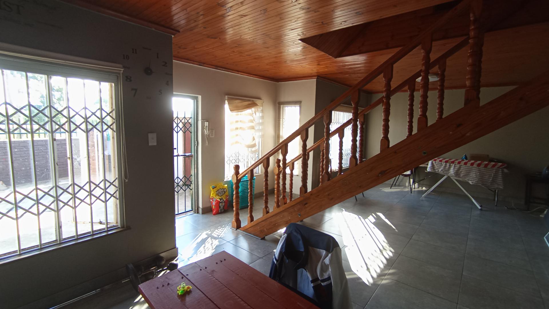 Lounges - 109 square meters of property in Cleland