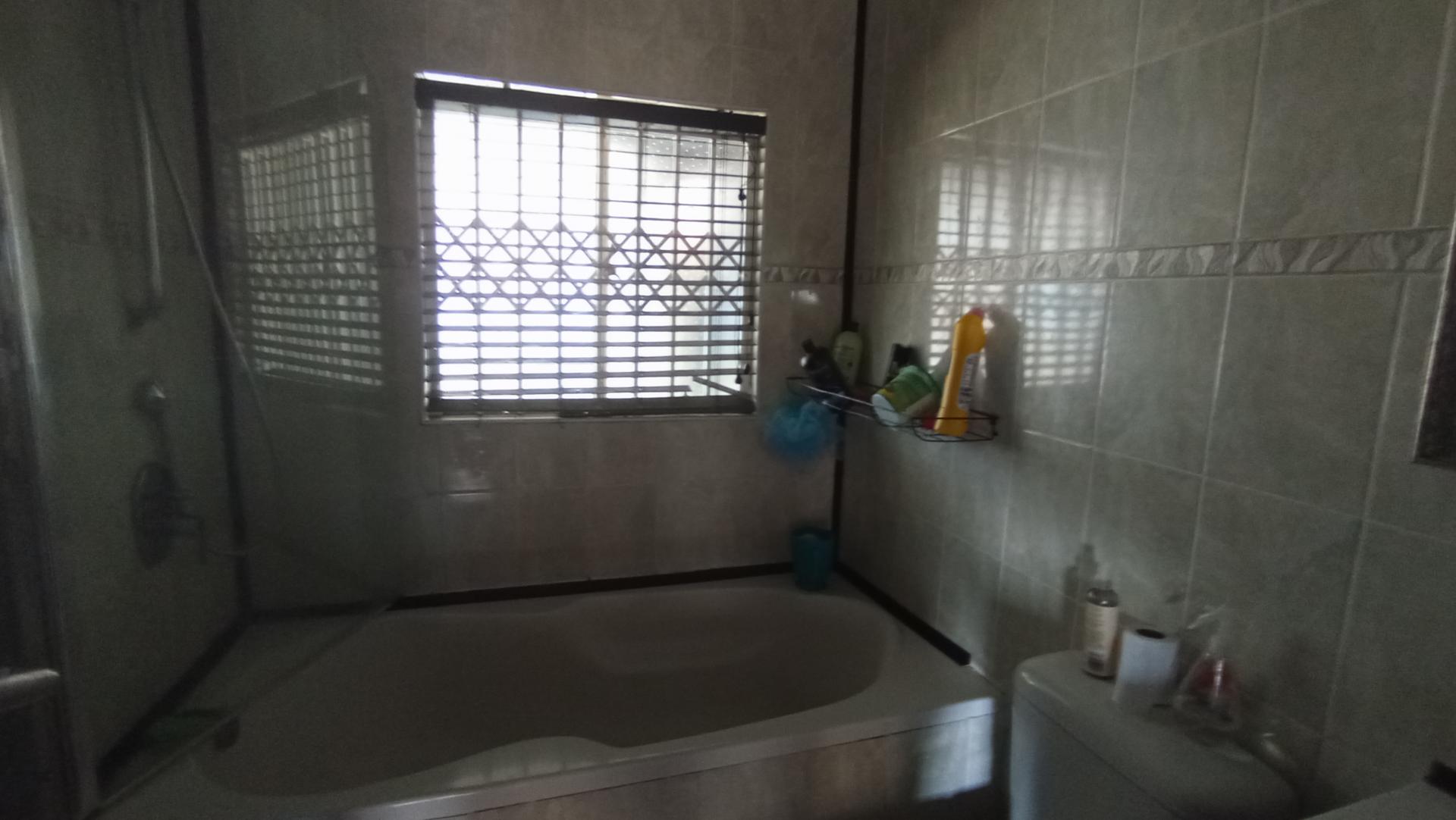 Bathroom 1 - 66 square meters of property in Cleland