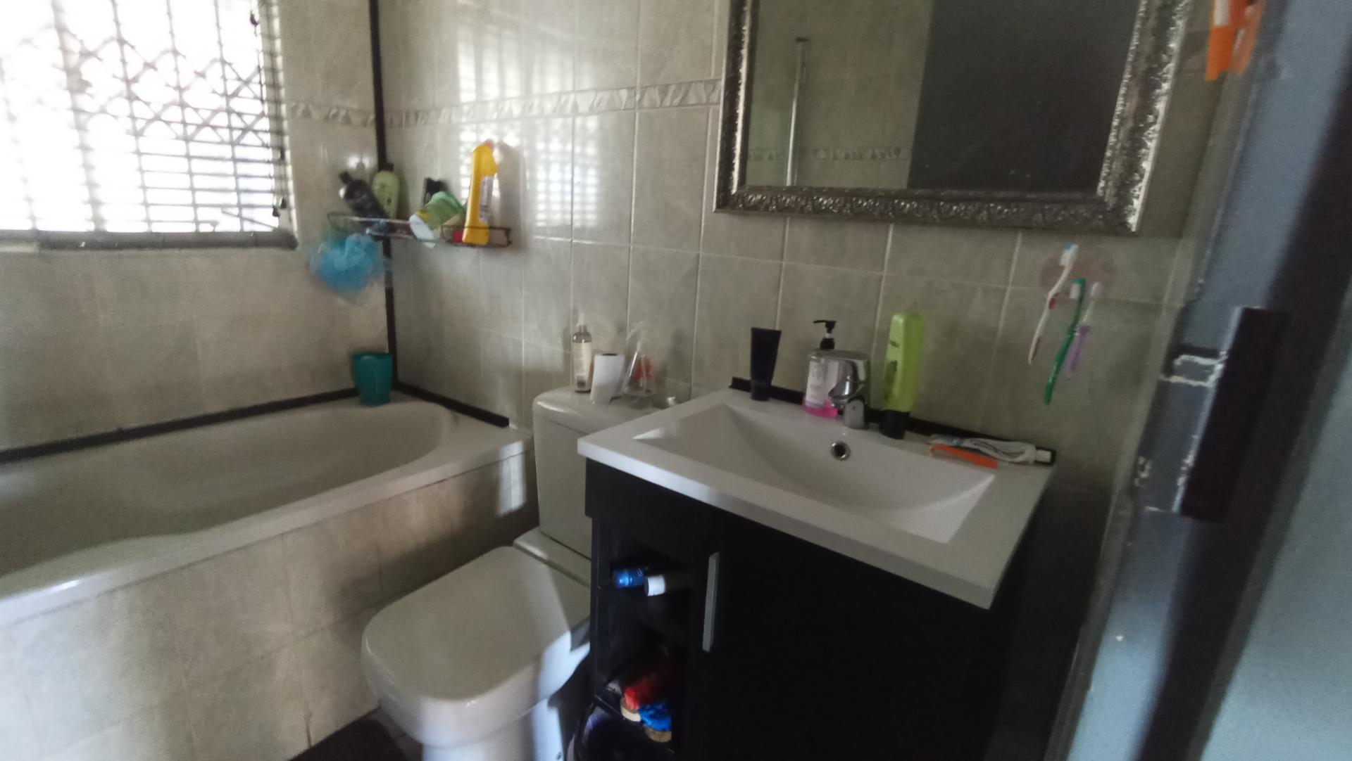Bathroom 1 - 66 square meters of property in Cleland