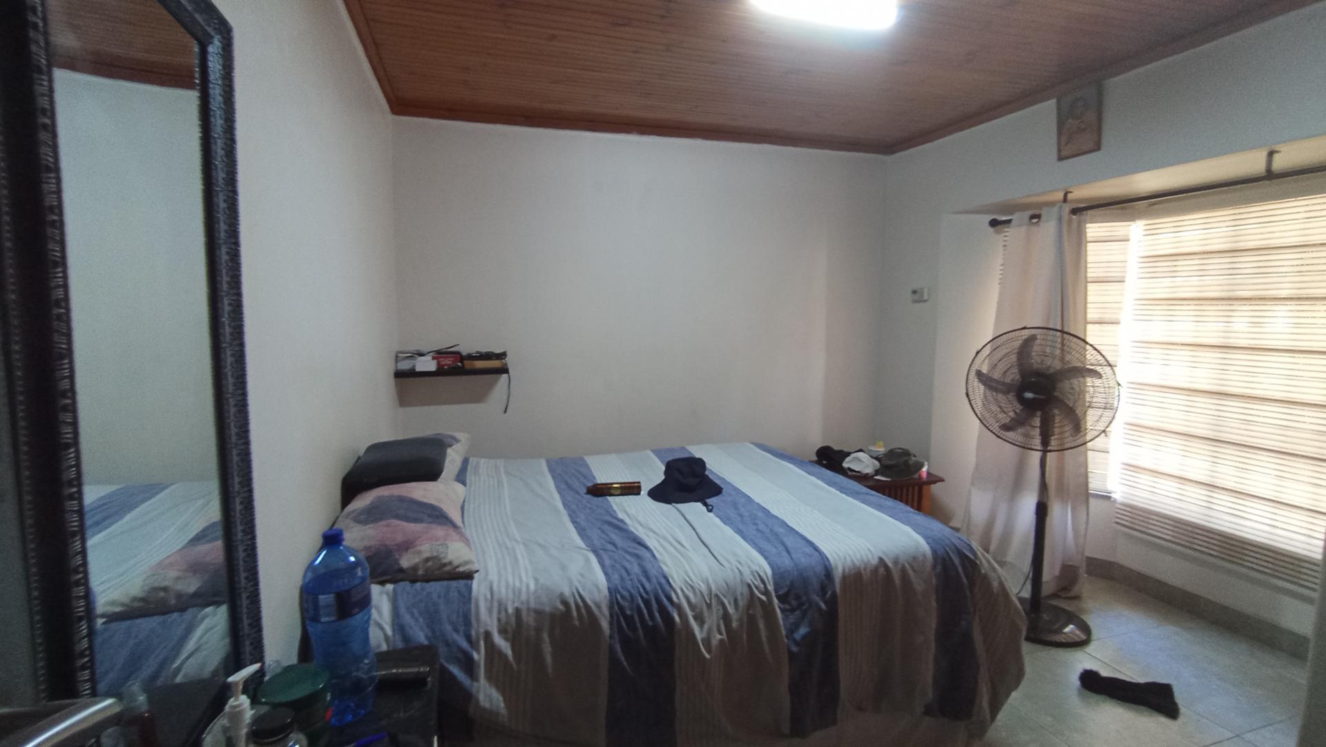 Bed Room 1 - 165 square meters of property in Cleland