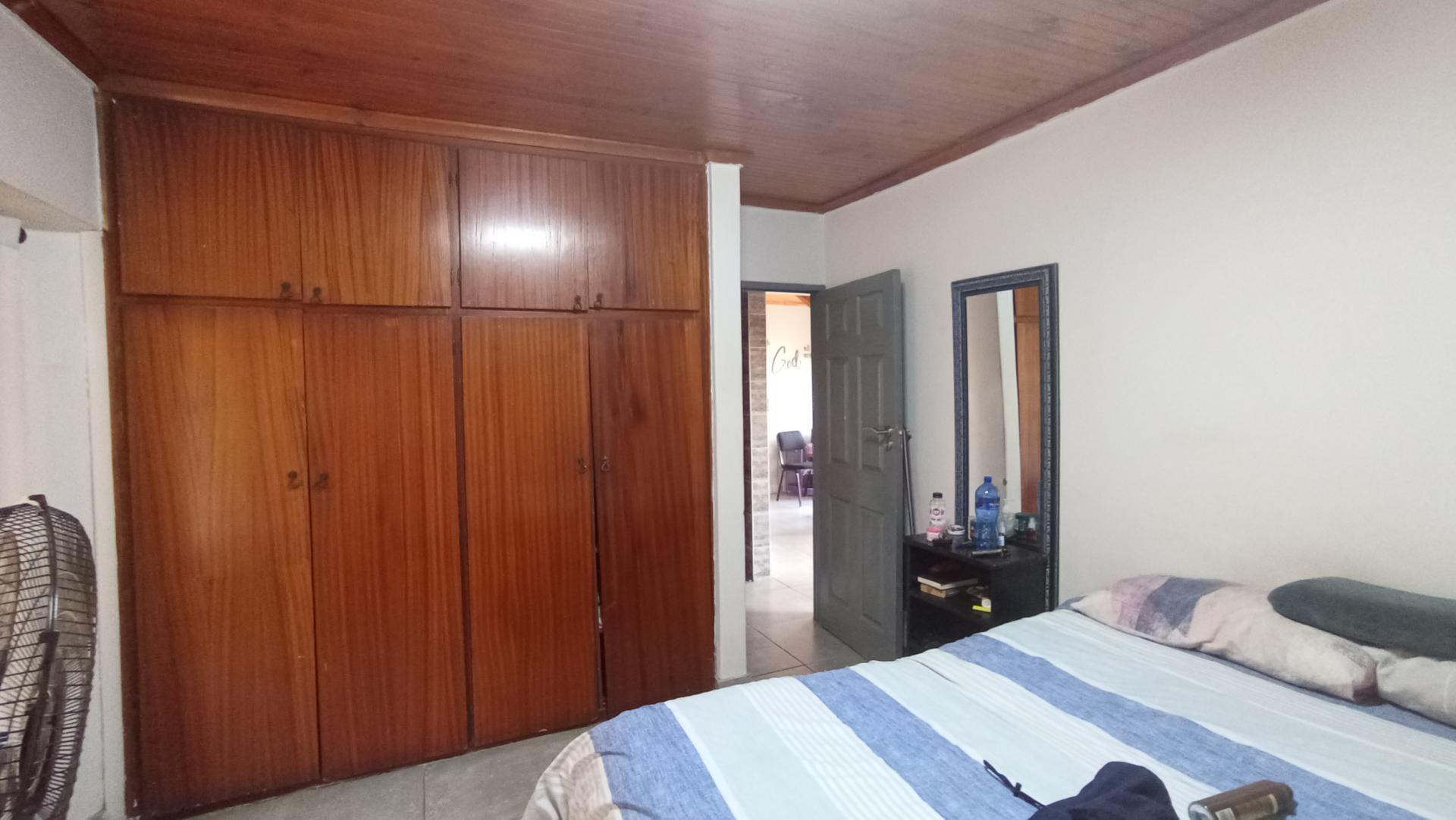 Bed Room 1 - 165 square meters of property in Cleland