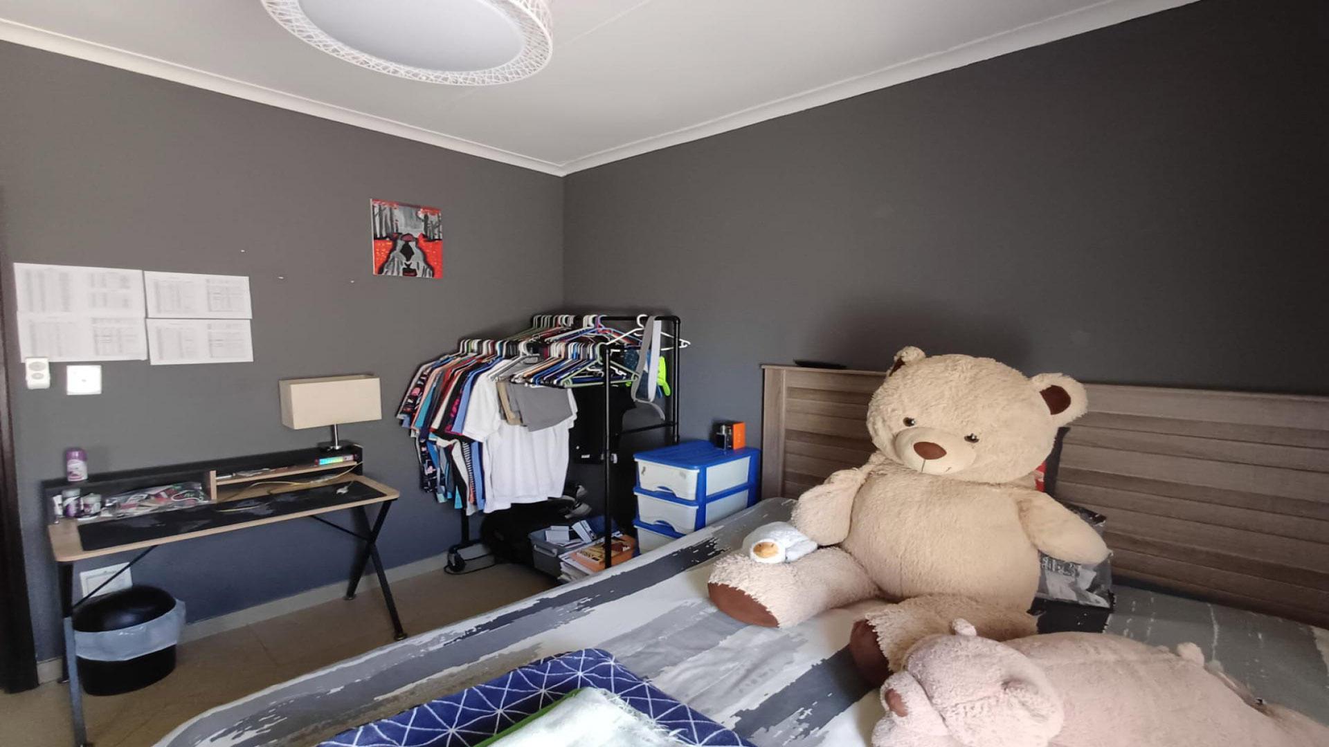 Bed Room 1 of property in Oakdene