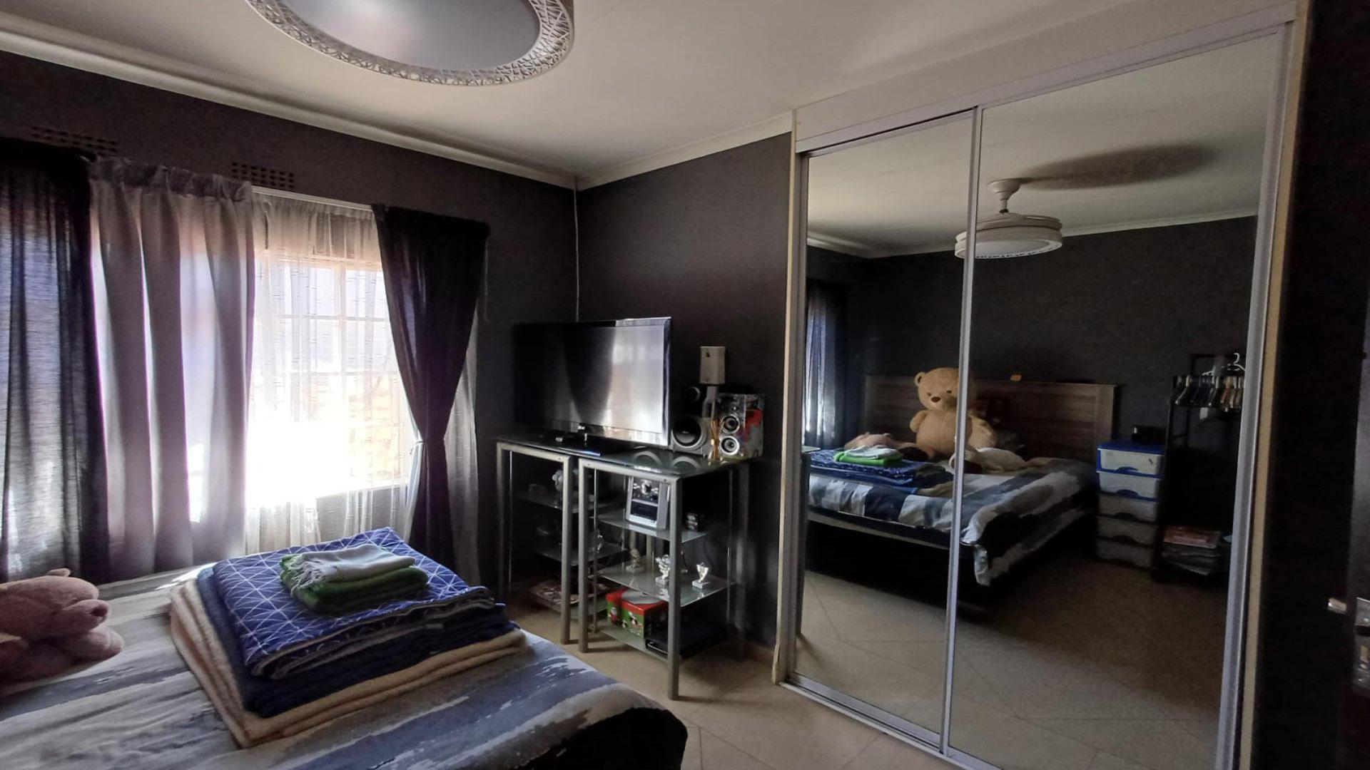 Bed Room 1 of property in Oakdene