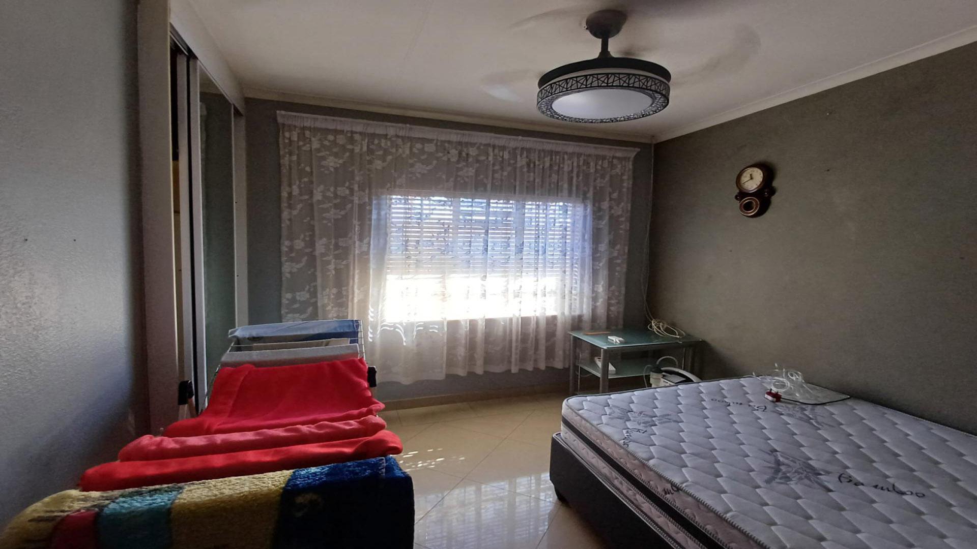 Bed Room 2 of property in Oakdene